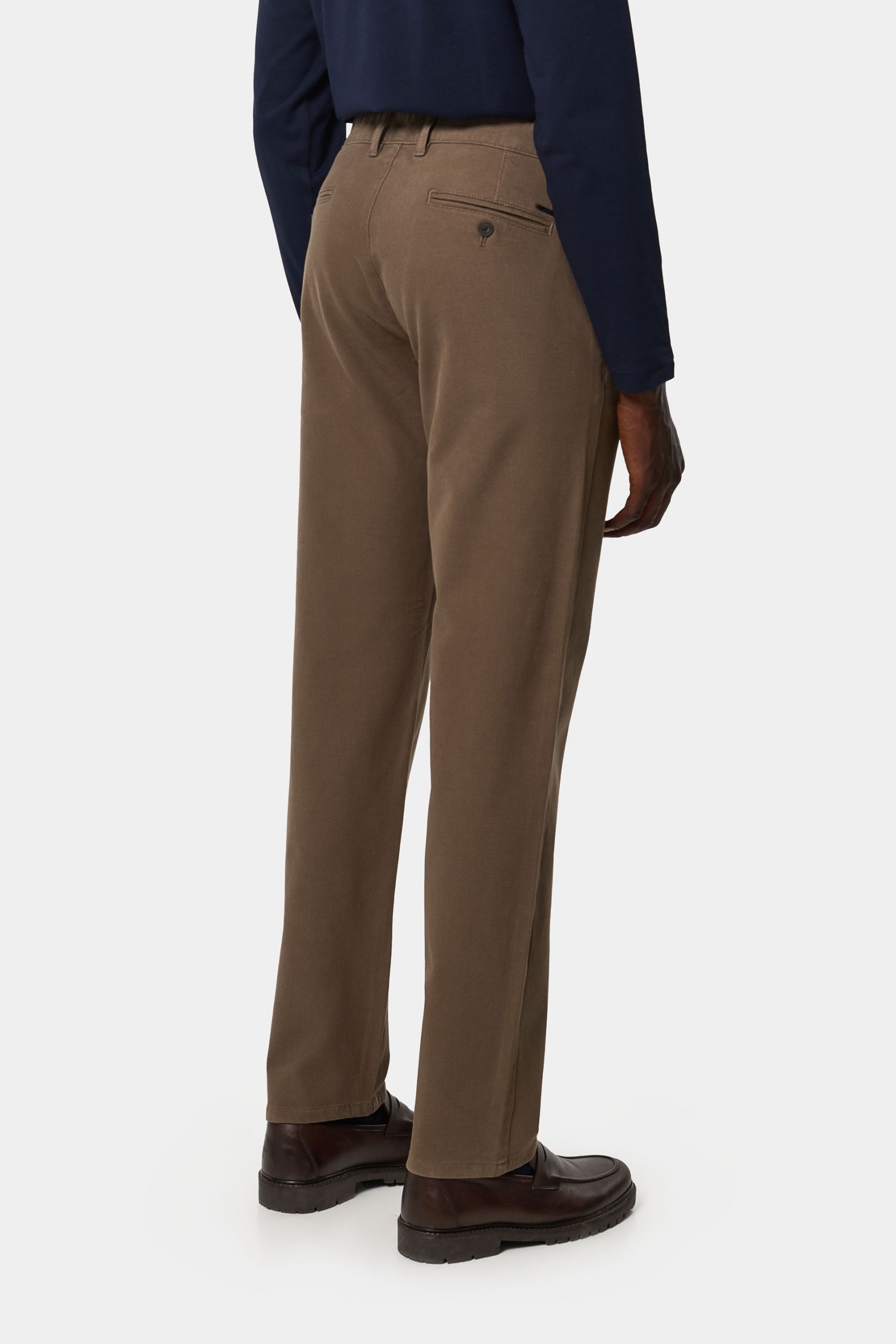 Pantalones chinos comfort marrones de corte regular