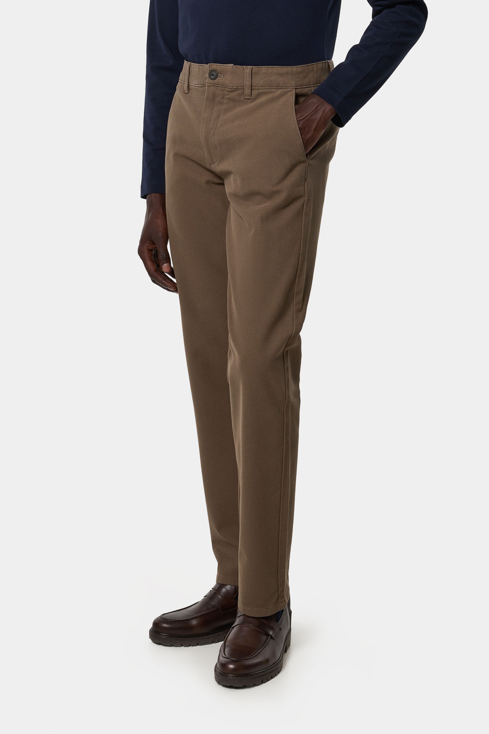 Pantalones chinos comfort marrones de corte regular