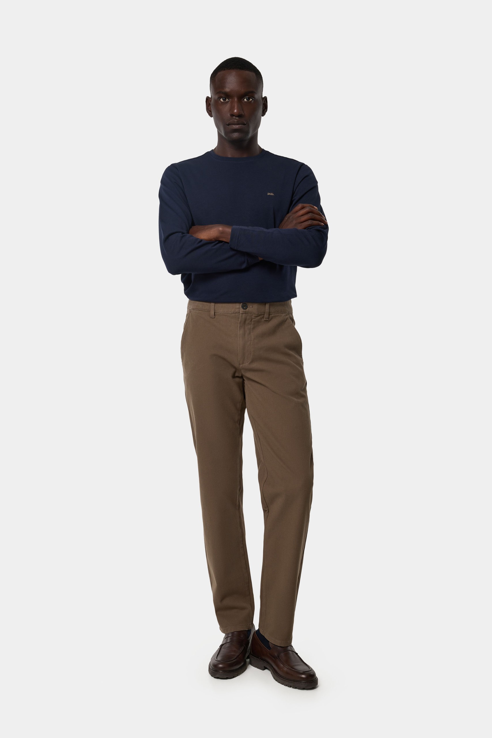 Pantalones chinos comfort marrones de corte regular