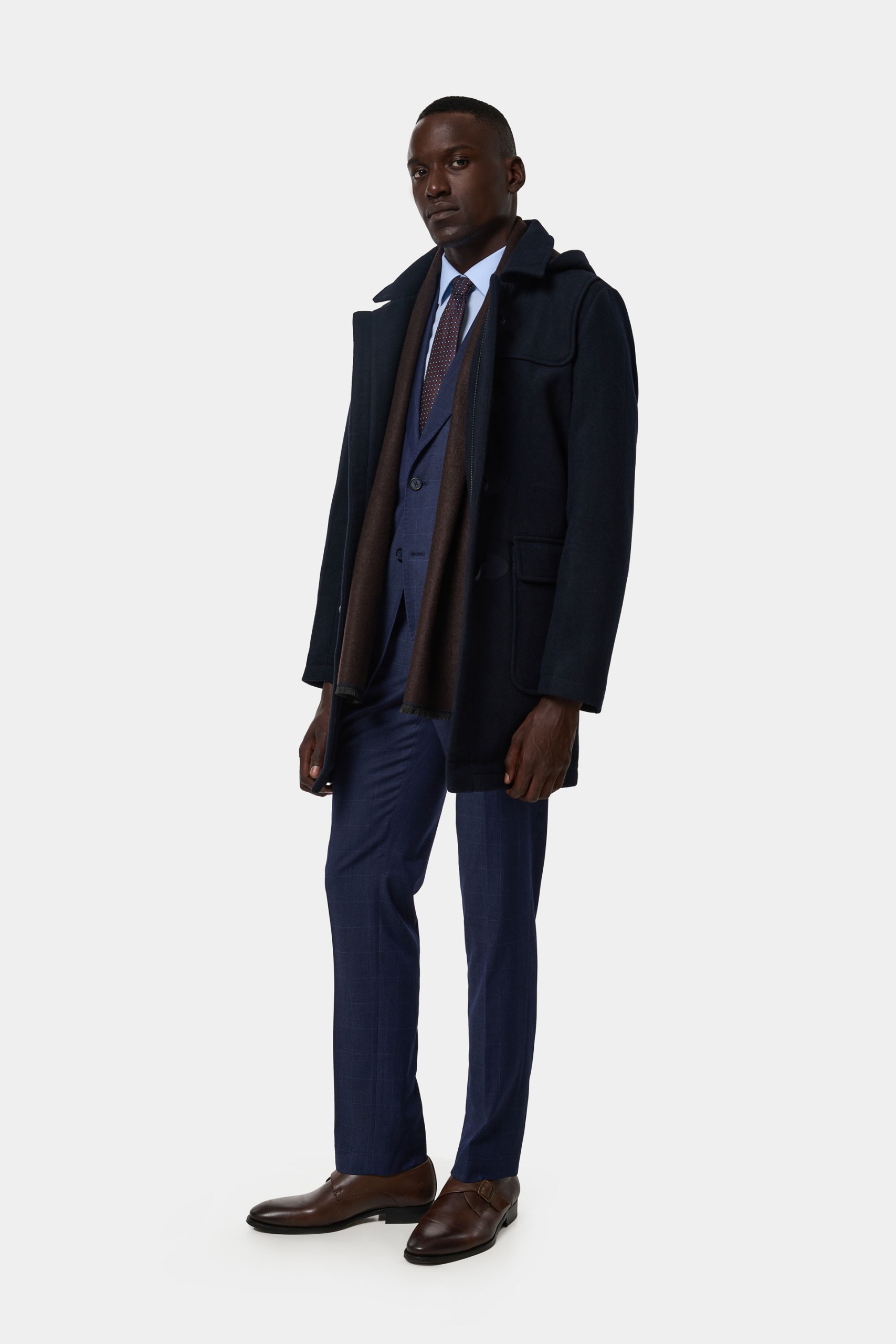 Sobretodo con capucha y alamares