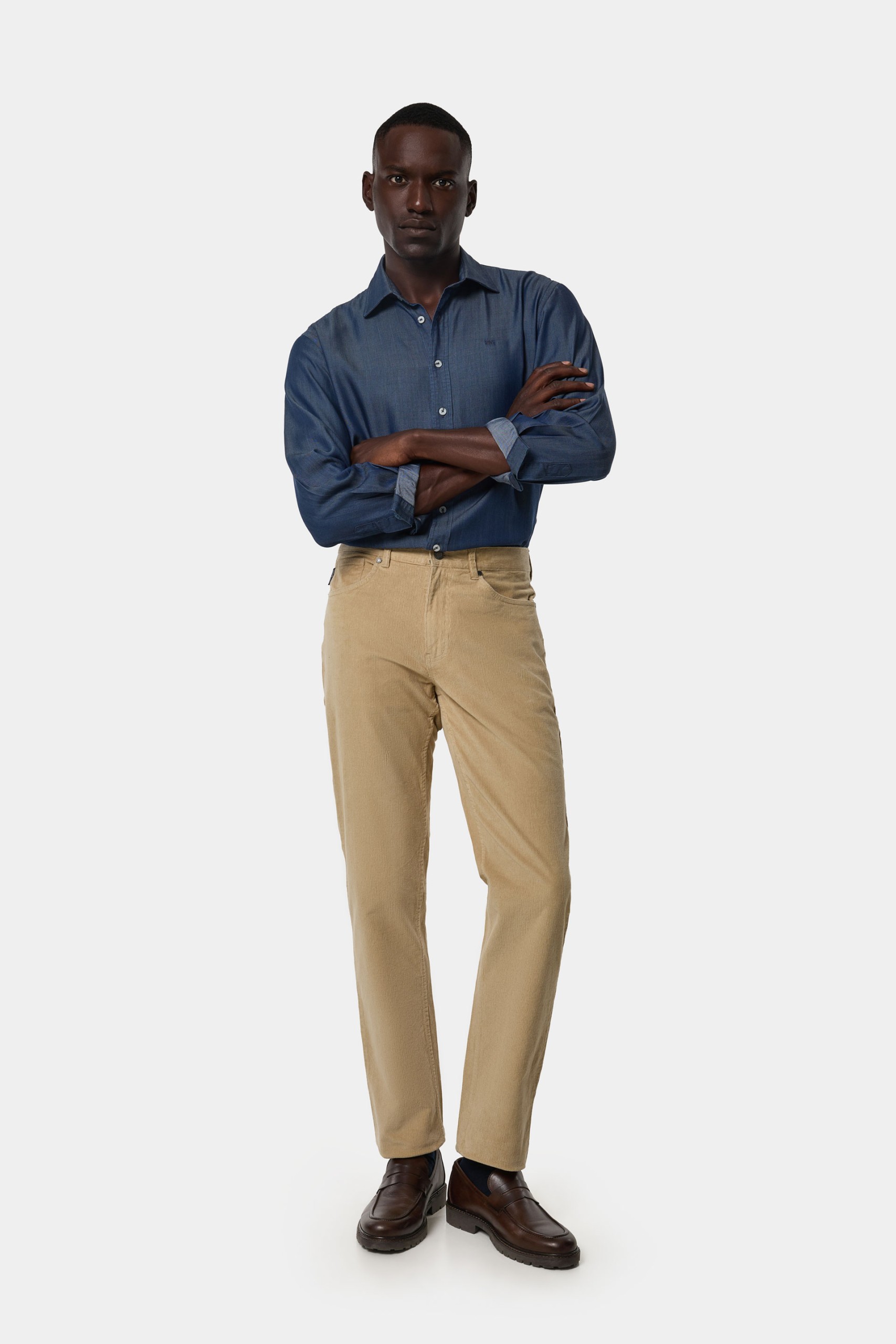 Pantalones de pana de corte regular en color beige.