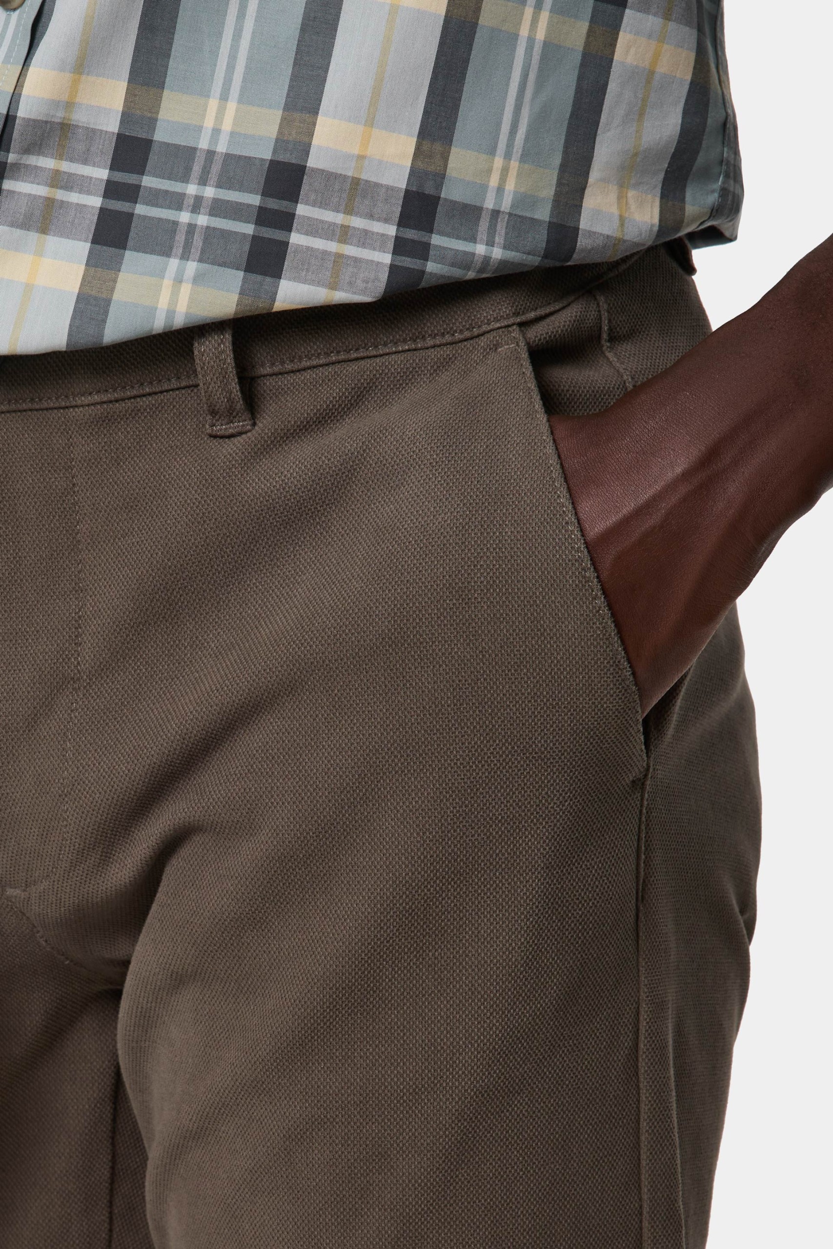 Pantalones chinos comfort de corte regular color caqui