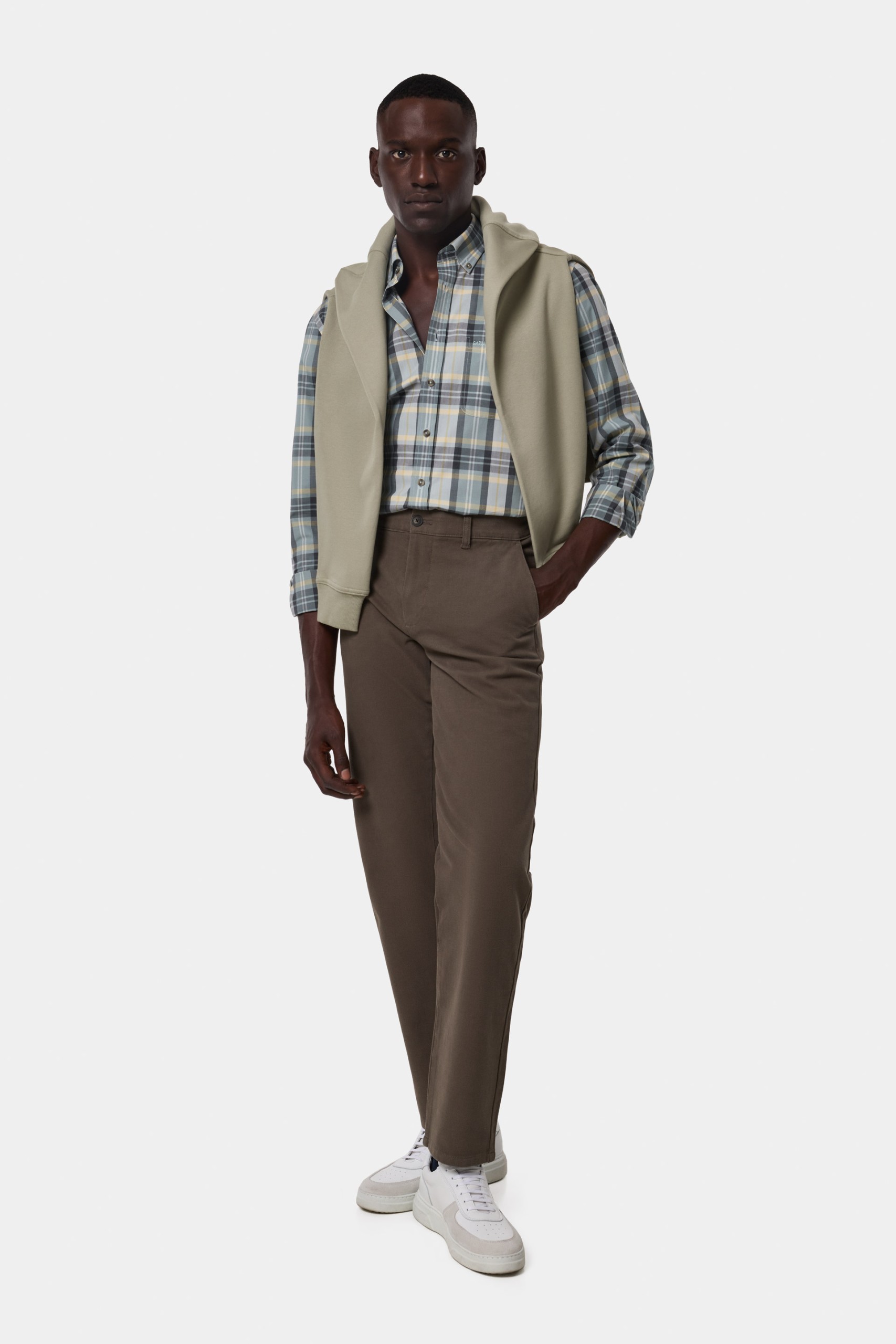 Pantalones chinos comfort de corte regular color caqui