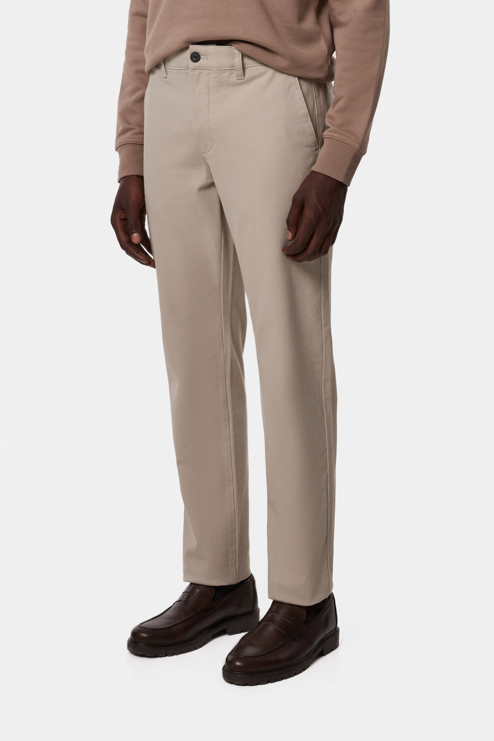 Pantalones chinos comfort beige de corte regular
