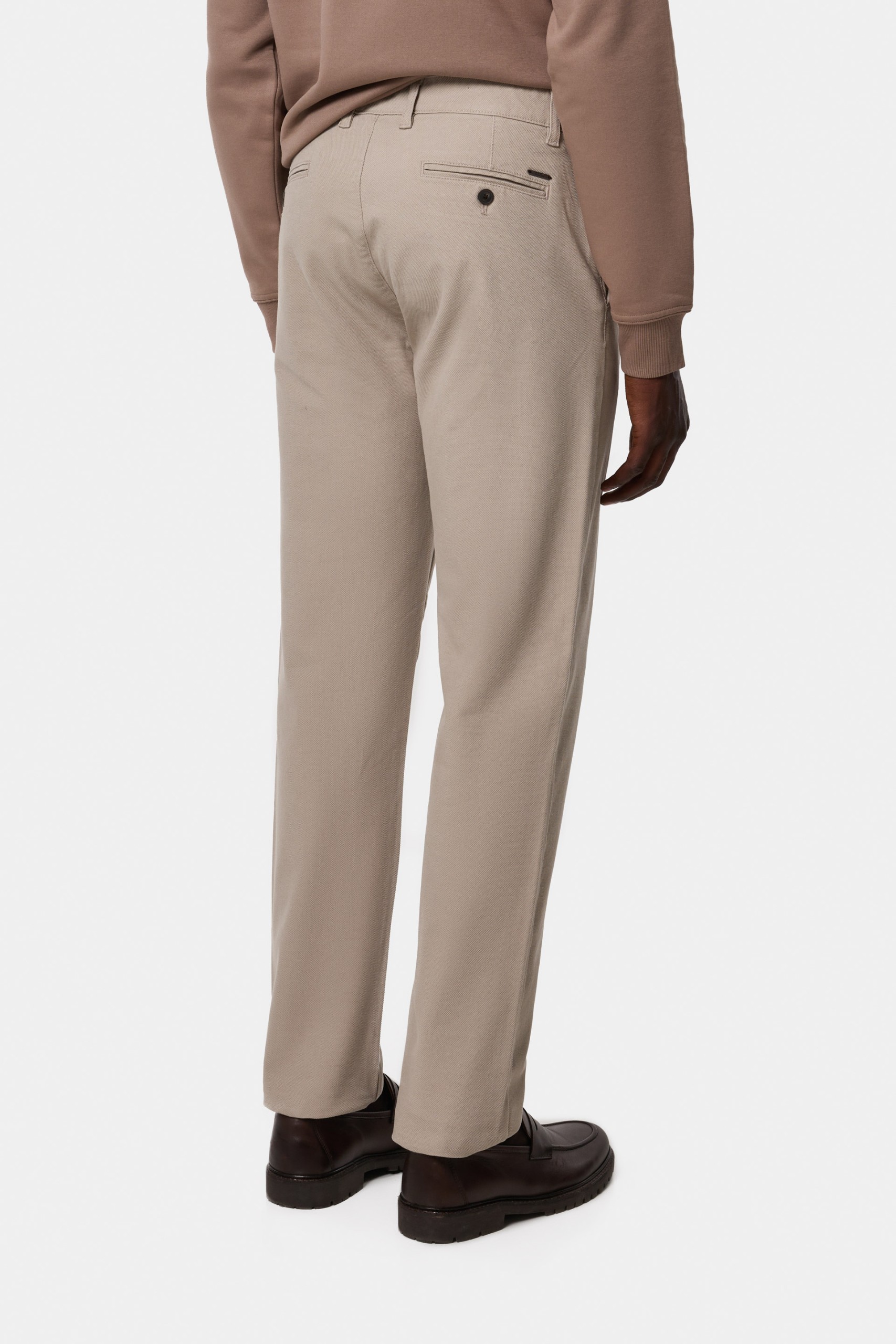 Pantalones chinos comfort beige de corte regular