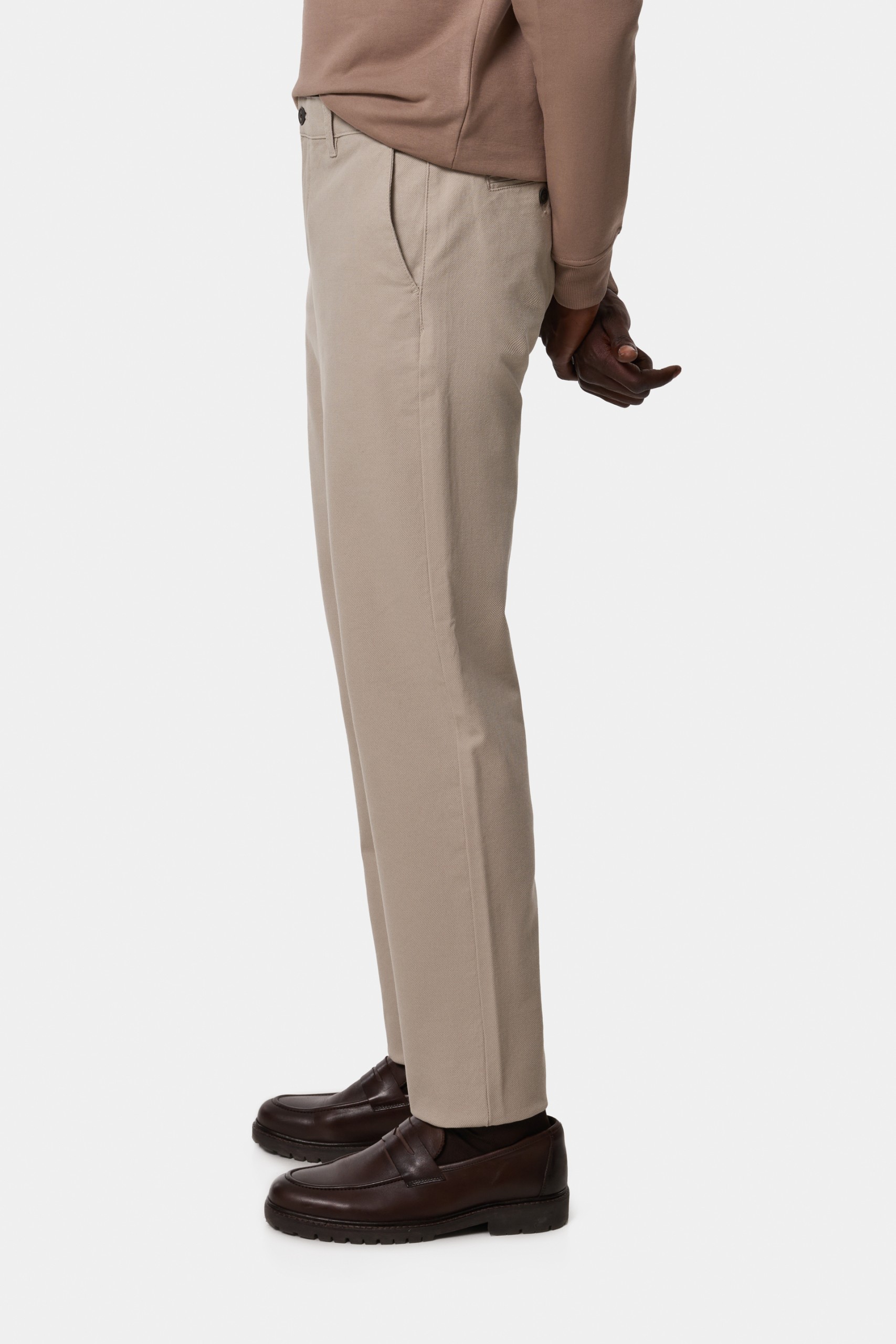 Pantalones chinos comfort beige de corte regular