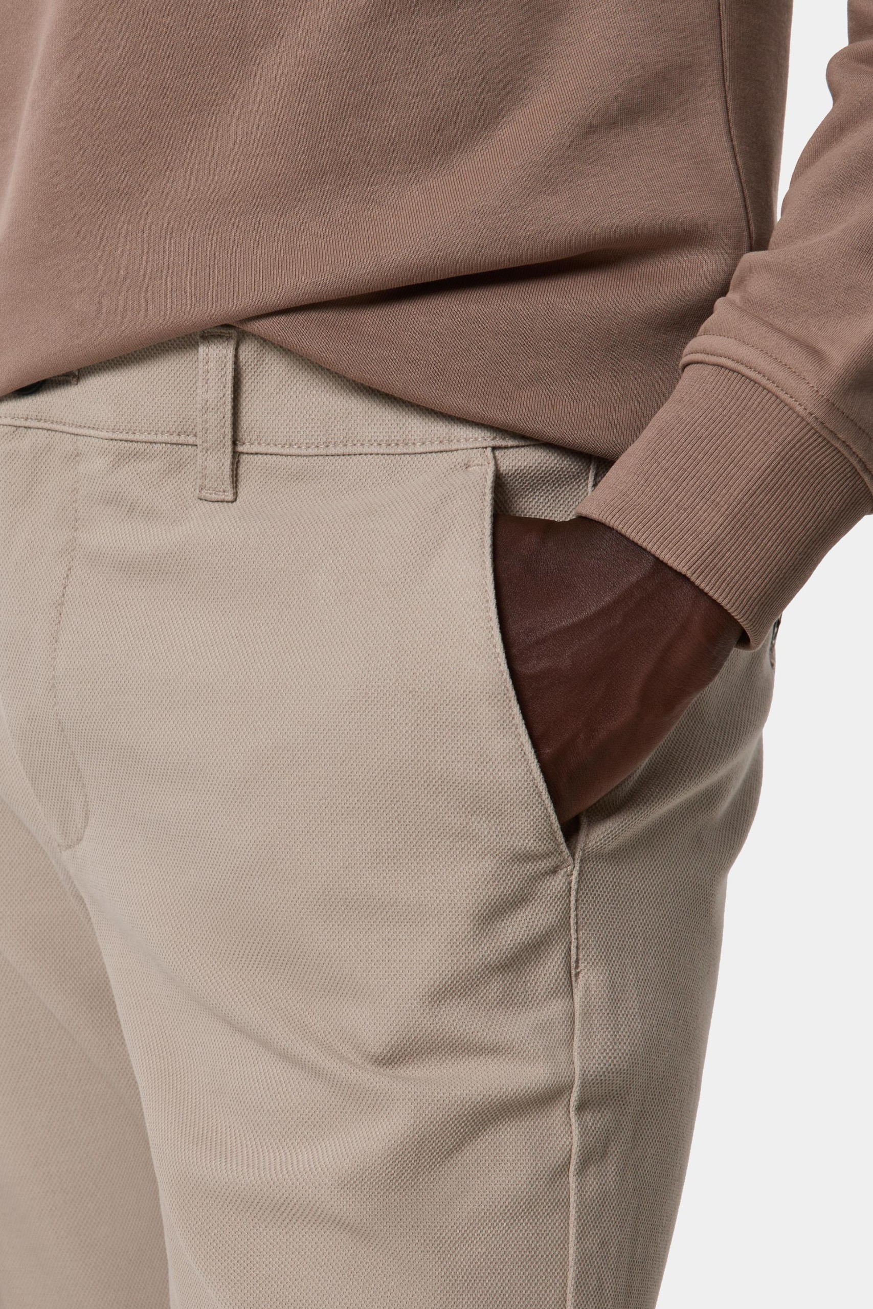 Pantalones chinos comfort beige de corte regular