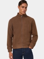 Abrigo marr�n de cuello alto