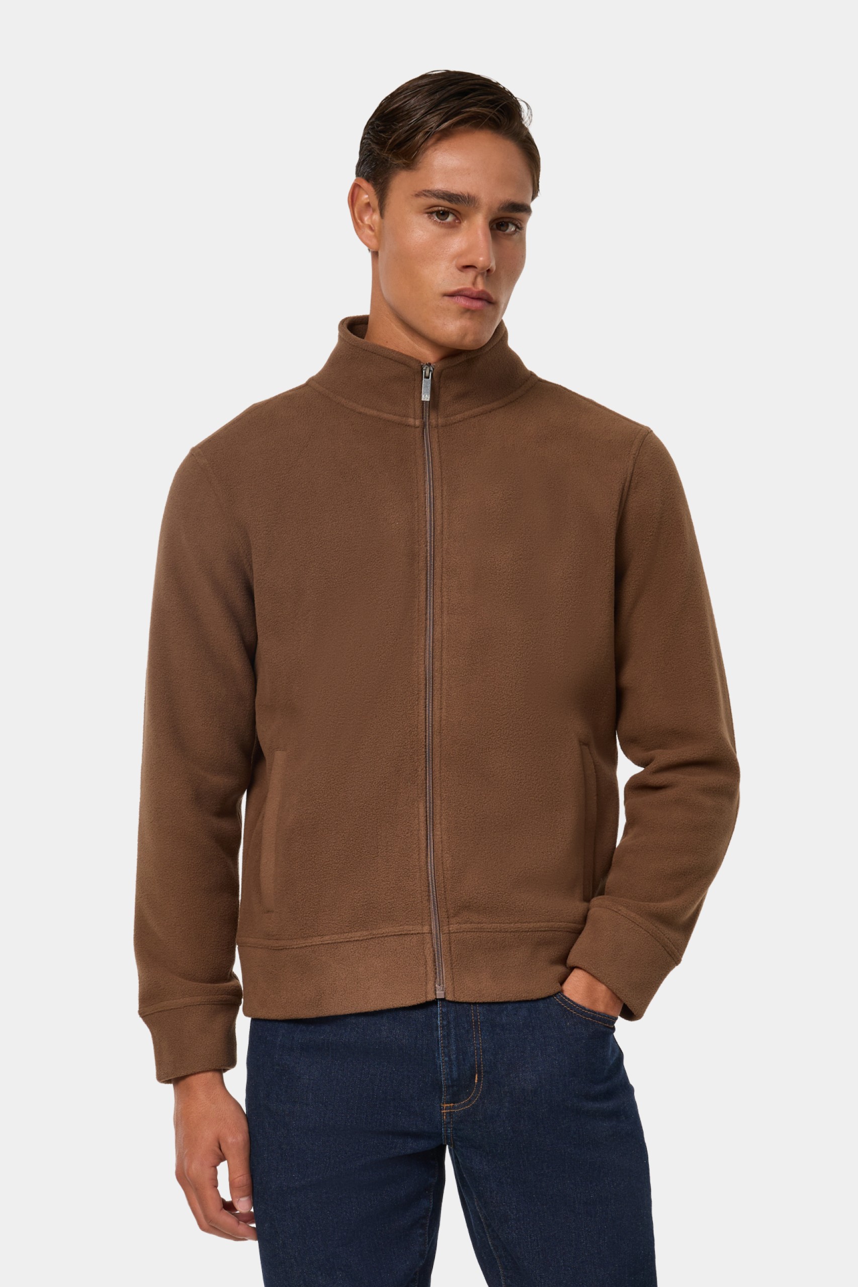 Abrigo marrón de cuello alto