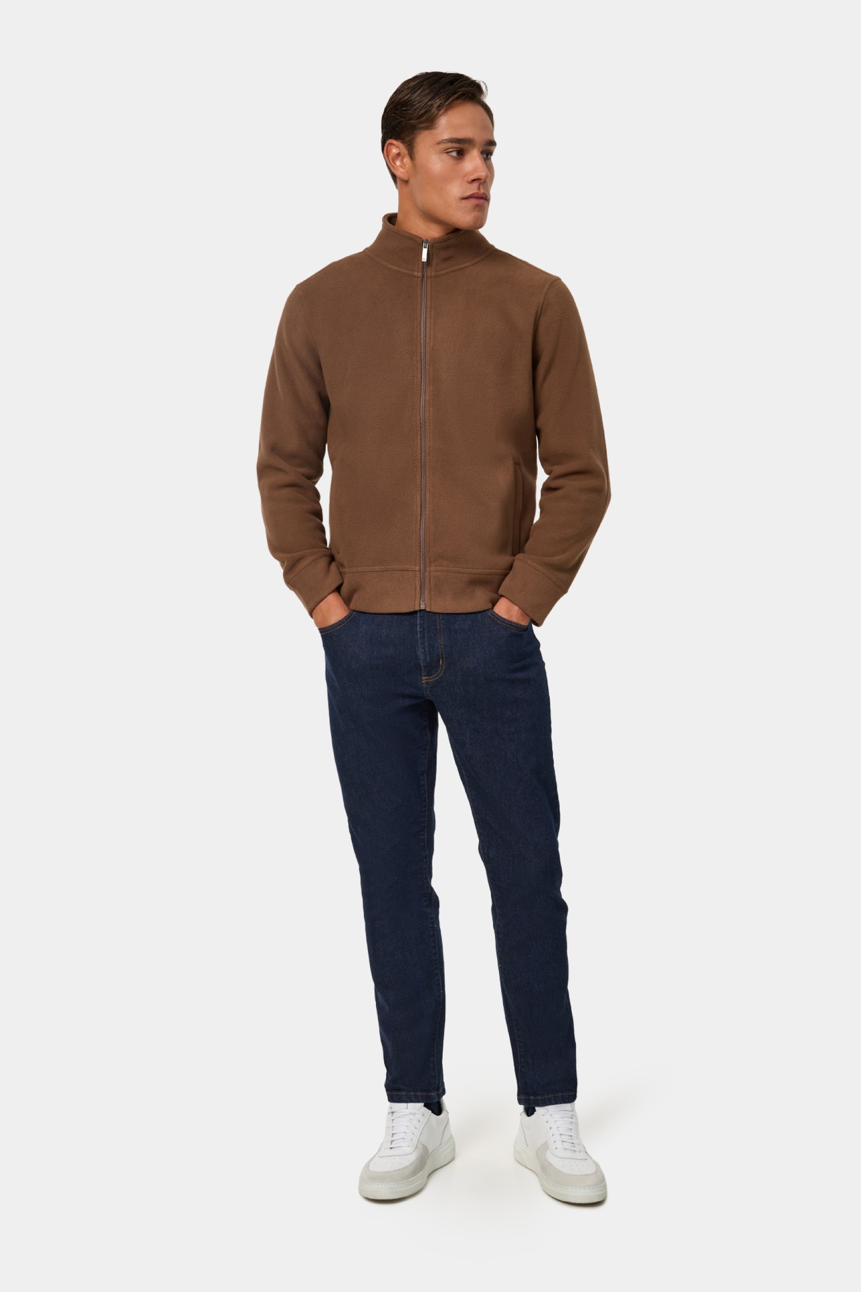Abrigo marrón de cuello alto