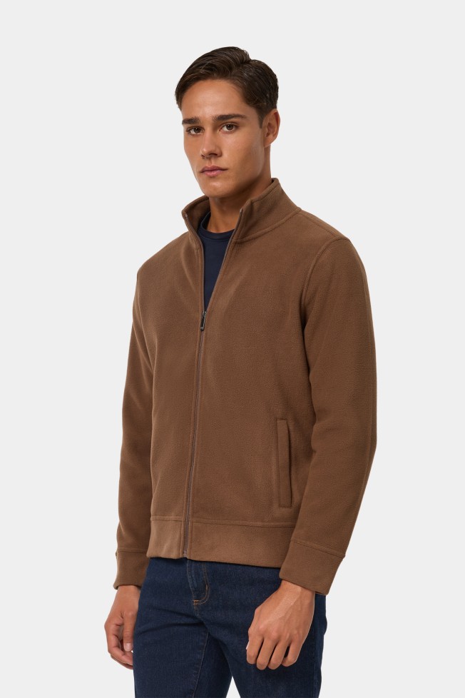 Abrigo marrón de cuello alto Abrigo marrón de cuello alto