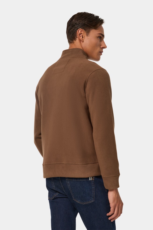 Abrigo marrón de cuello alto Abrigo marrón de cuello alto
