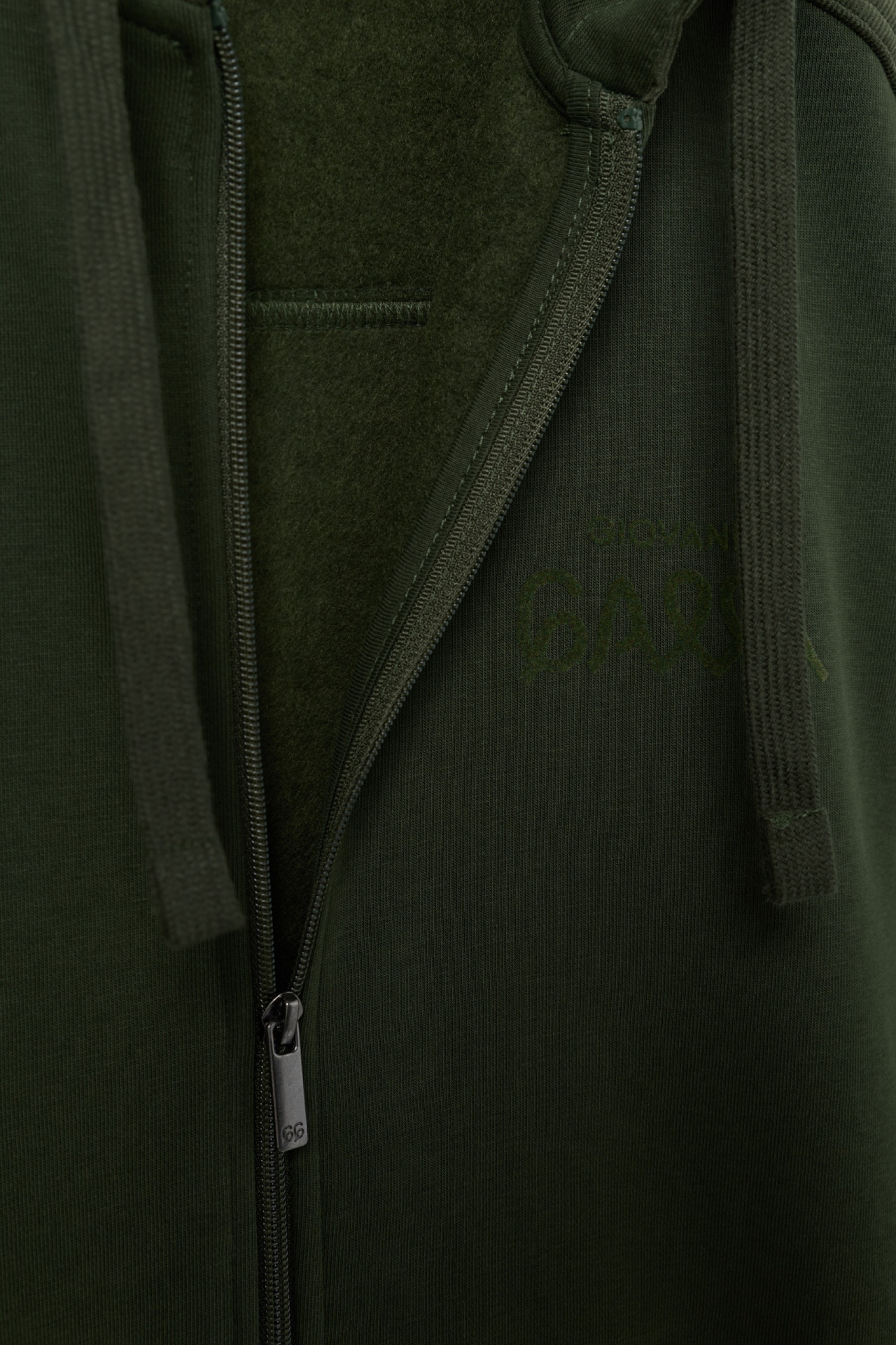Chaqueta verde con capucha