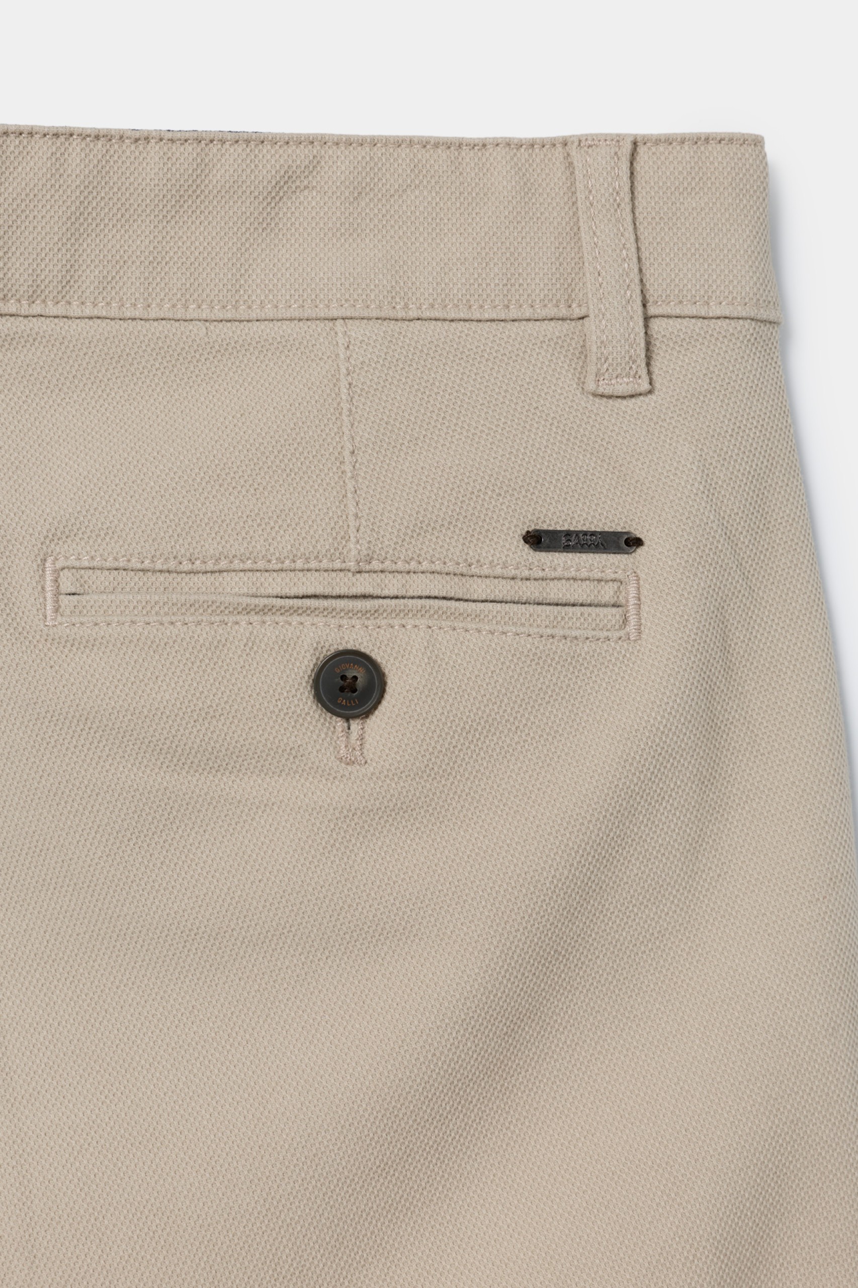 Pantalones chinos comfort beige de corte regular