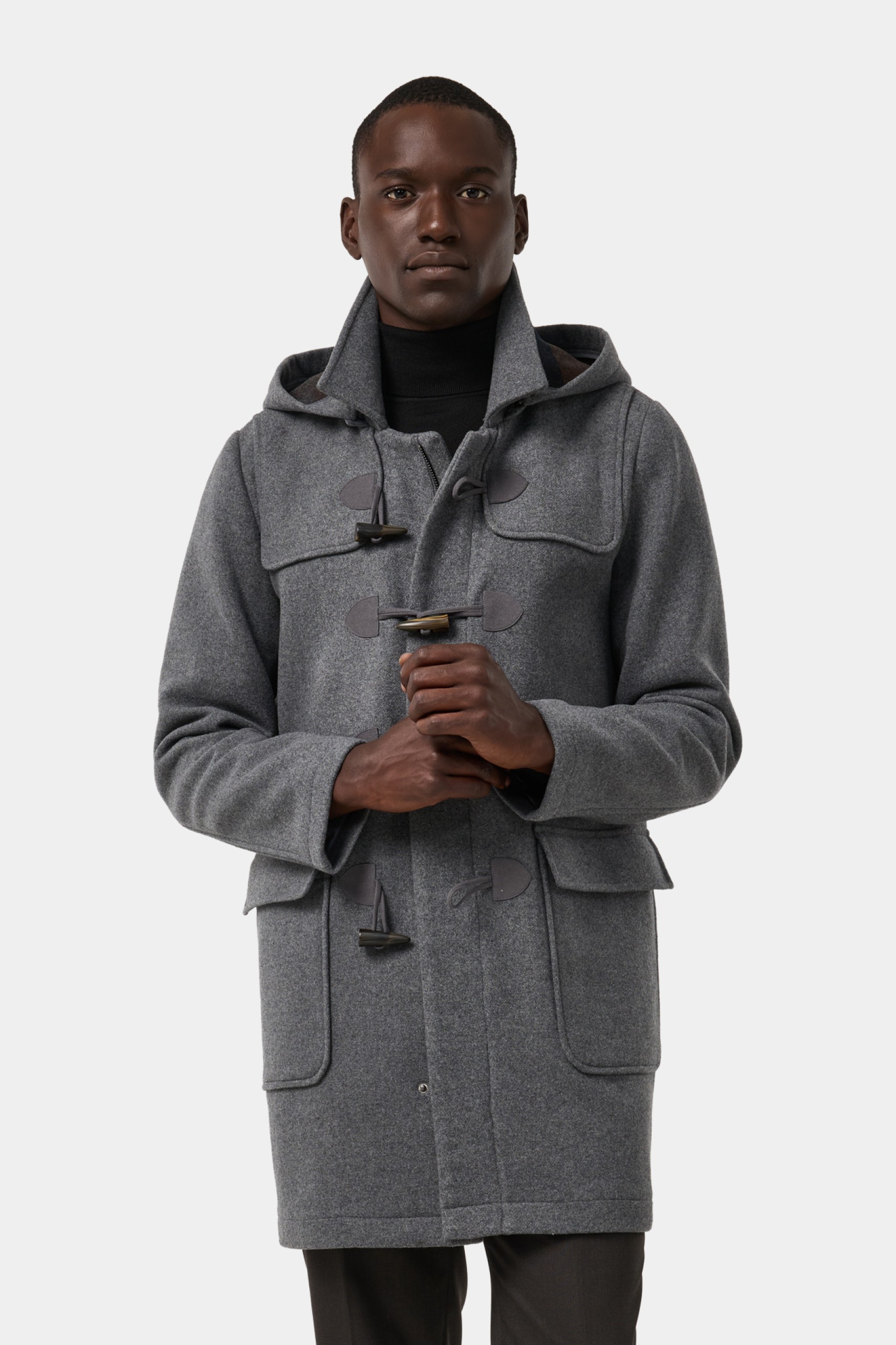 Sobretodo con capucha y alamares