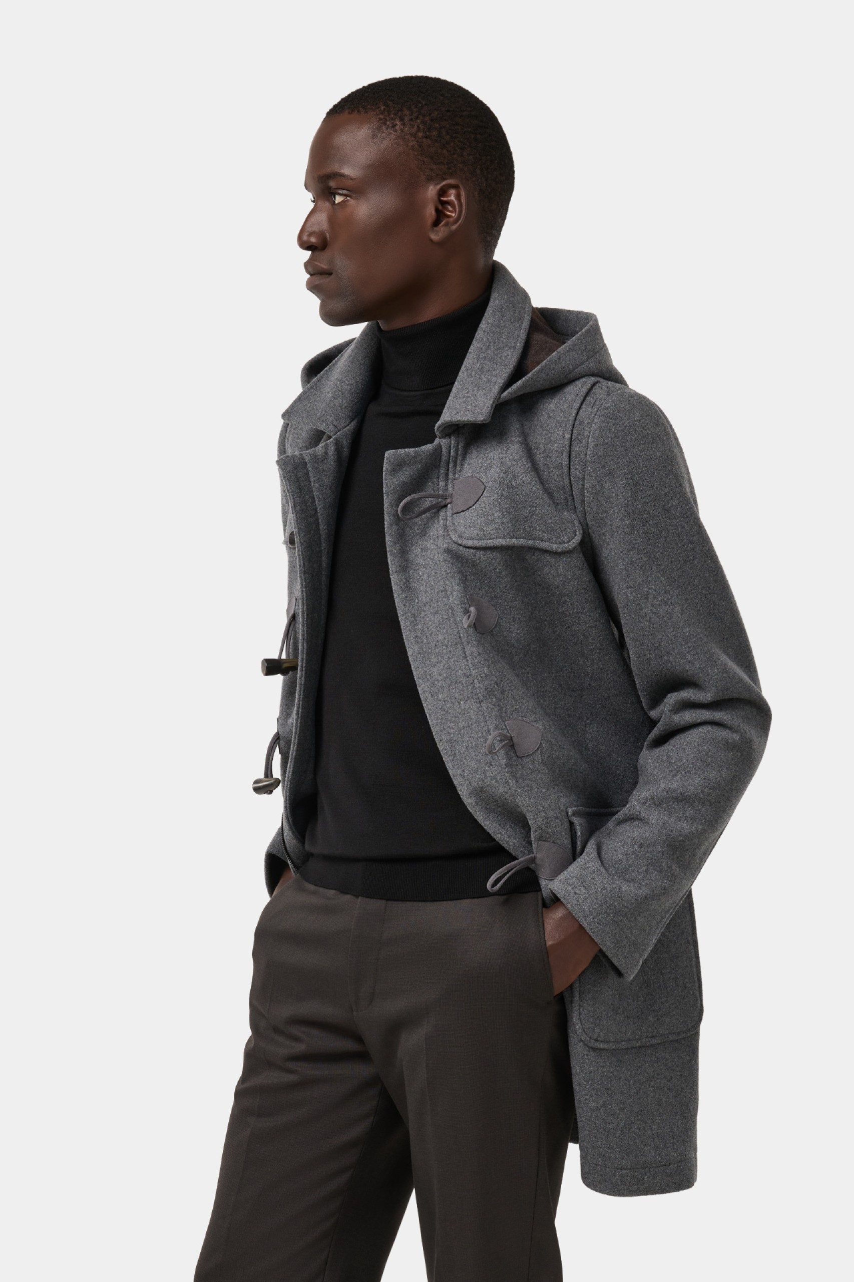 Sobretodo con capucha y alamares