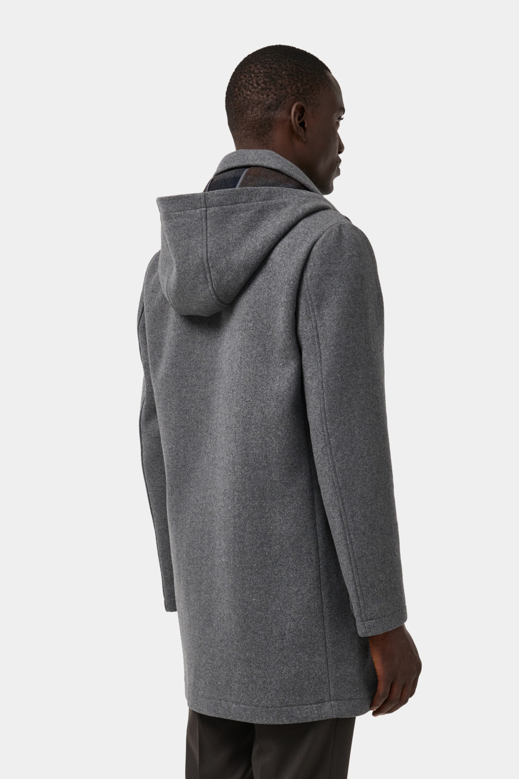 Sobretodo con capucha y alamares