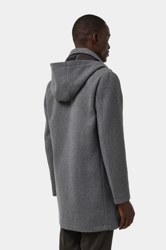 Sobretodo con capucha y alamares