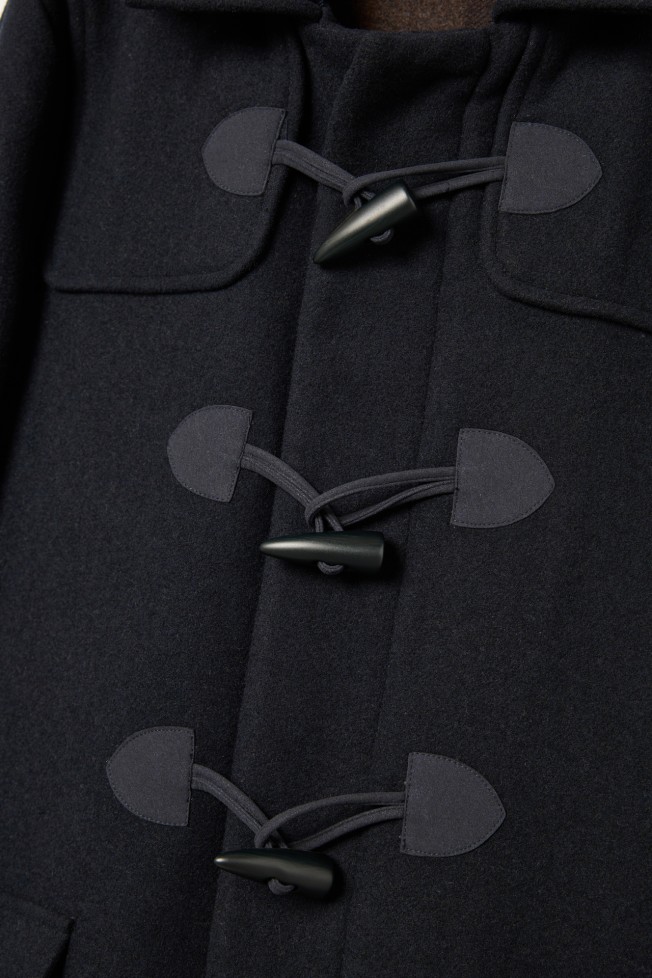 Sobretodo con capucha y alamares