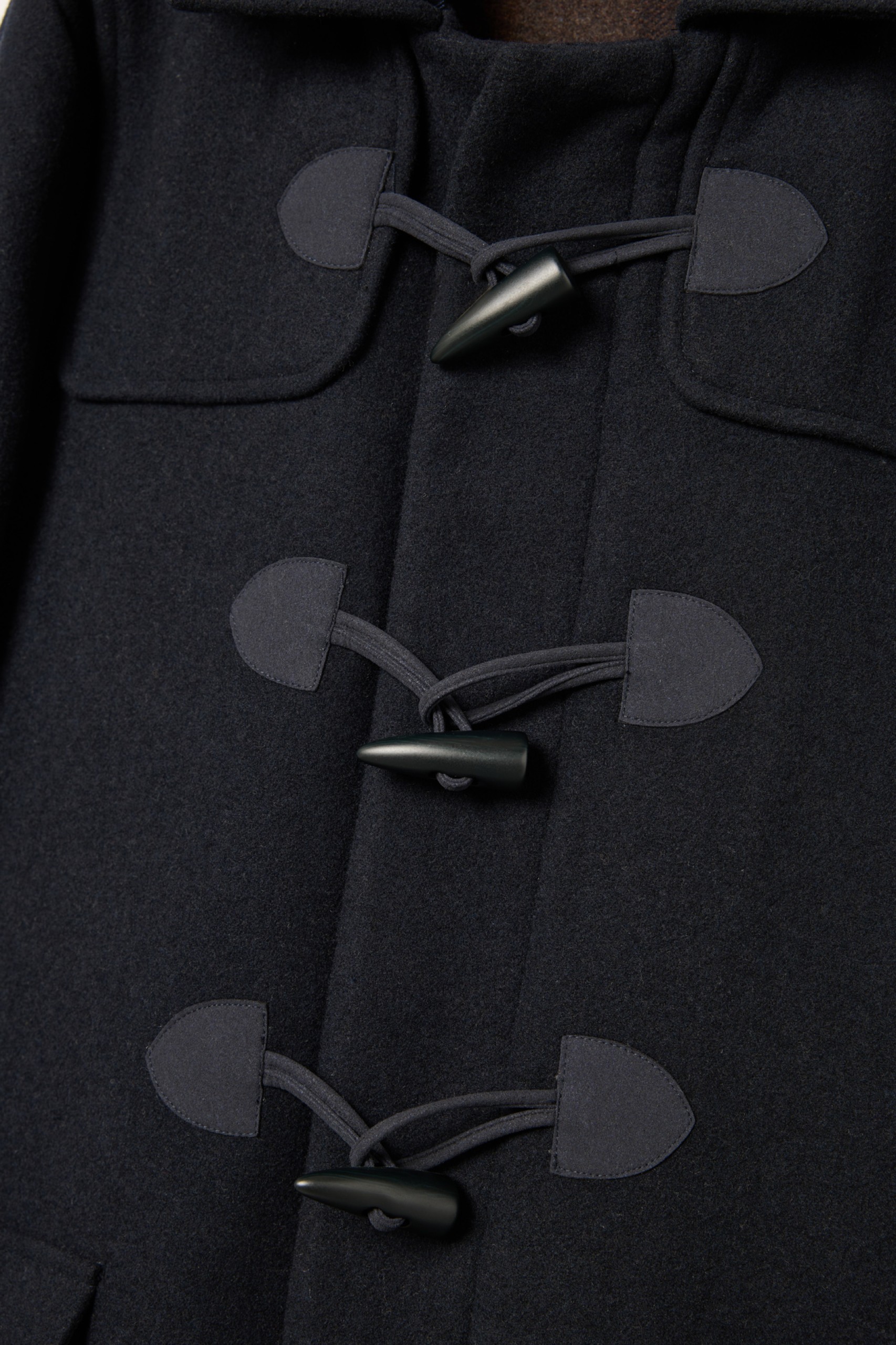 Sobretodo con capucha y alamares