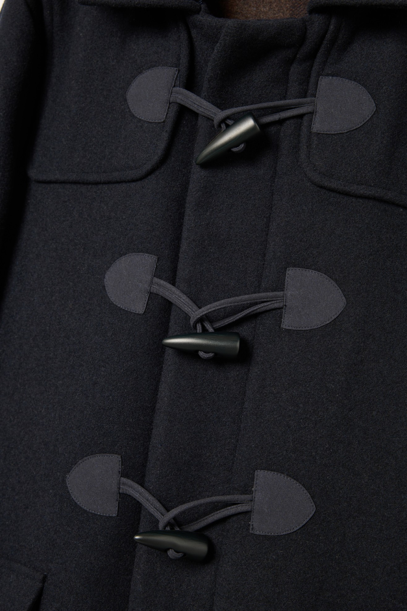 Sobretodo con capucha y alamares