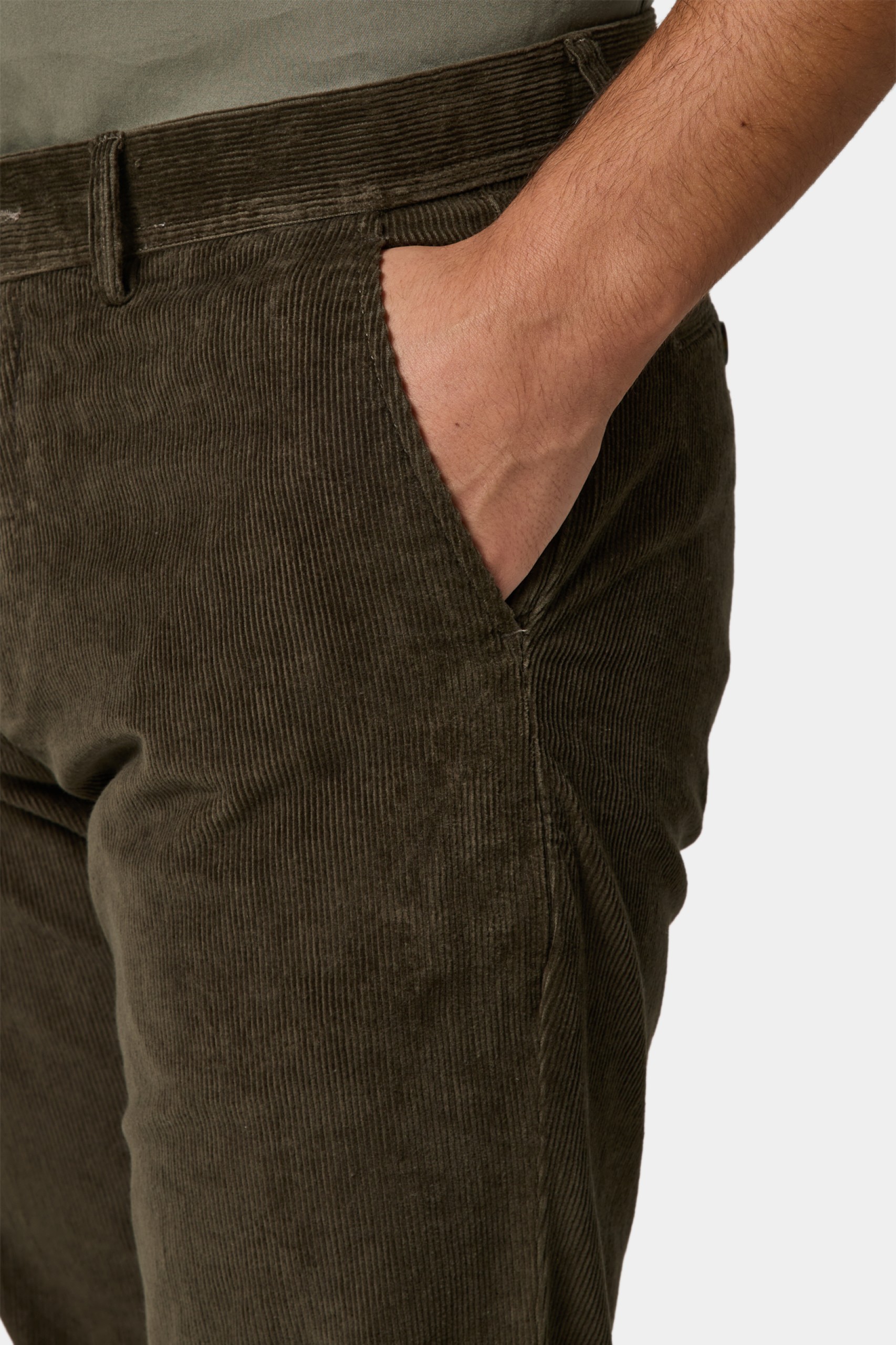 Pantalones chinos de corte regular en pana