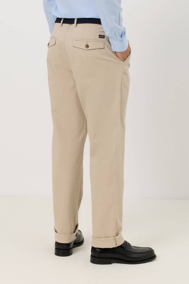 Pantalones chinos con pinza