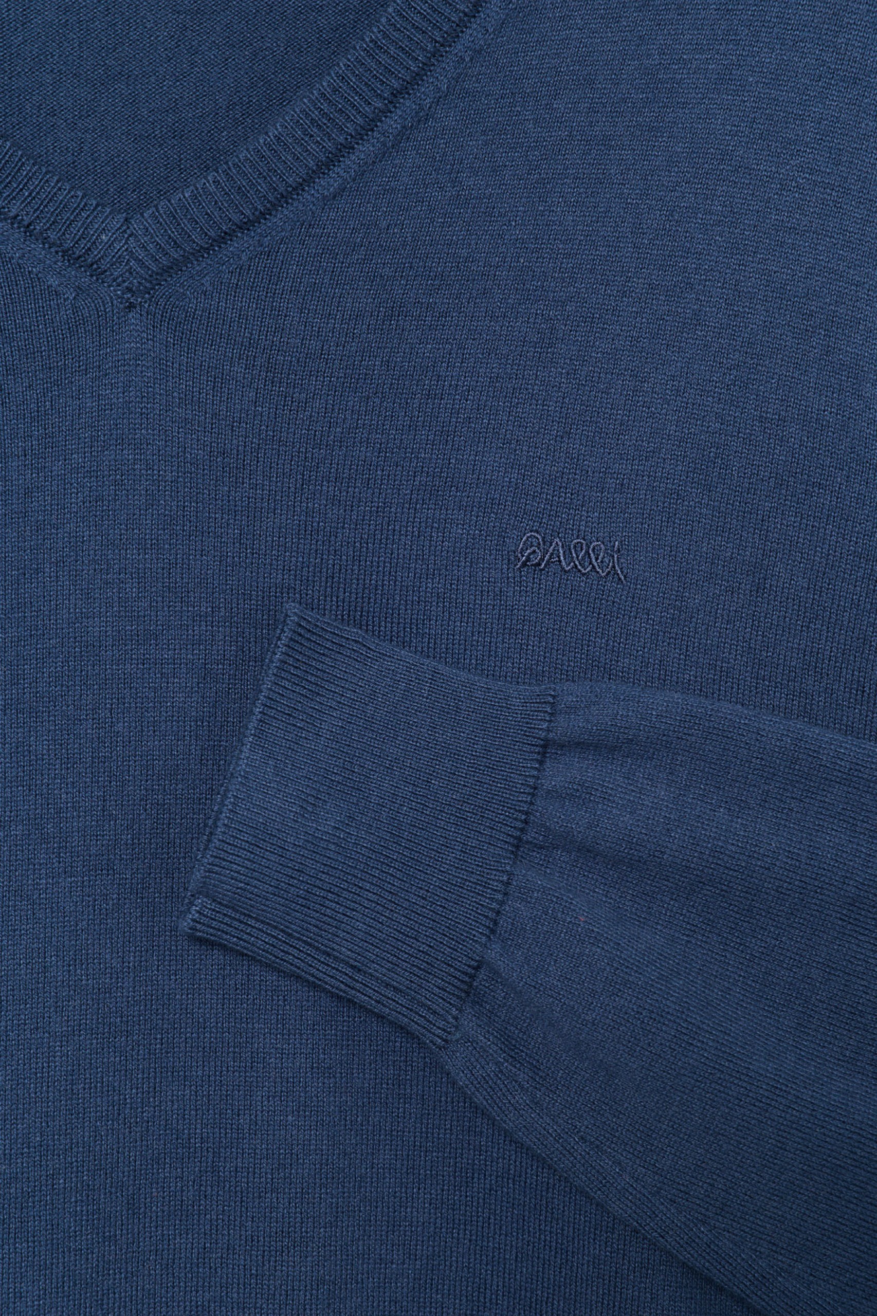 Jersey azul marino con cuello en V