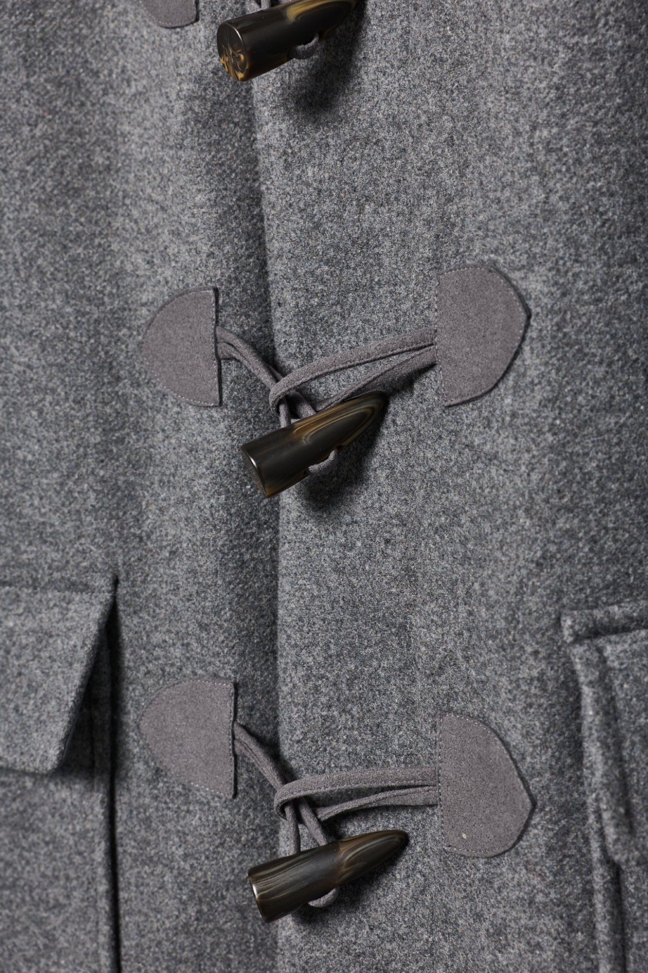 Sobretudo com capuz e alamares