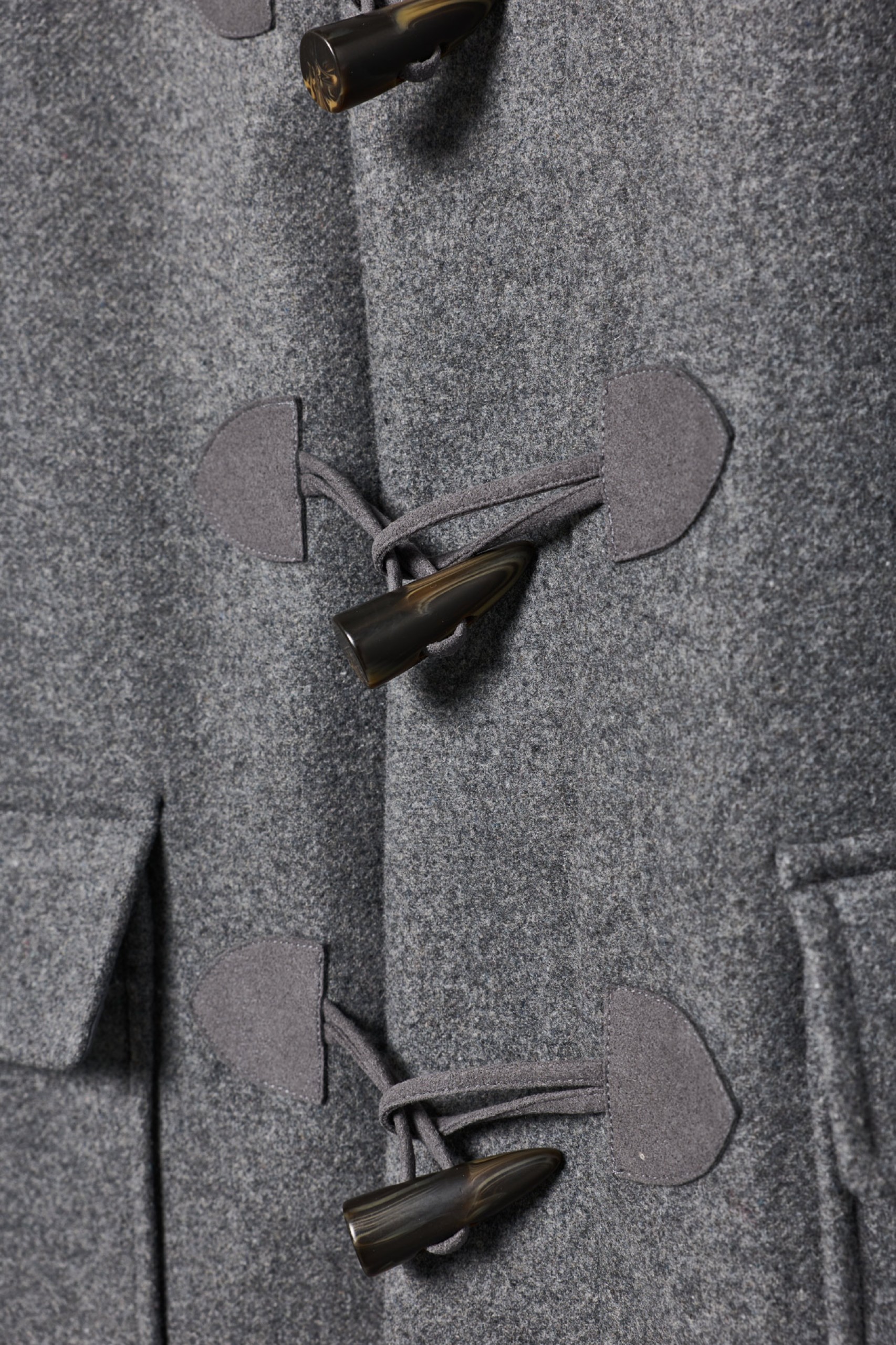 Sobretodo con capucha y alamares