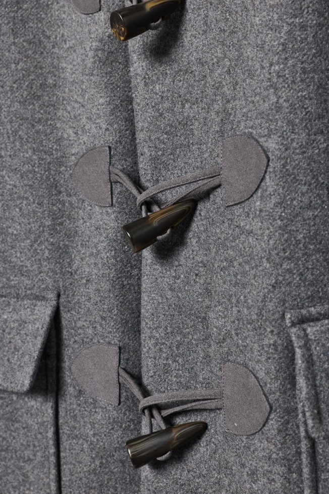 Sobretodo con capucha y alamares Sobretodo con capucha y alamares