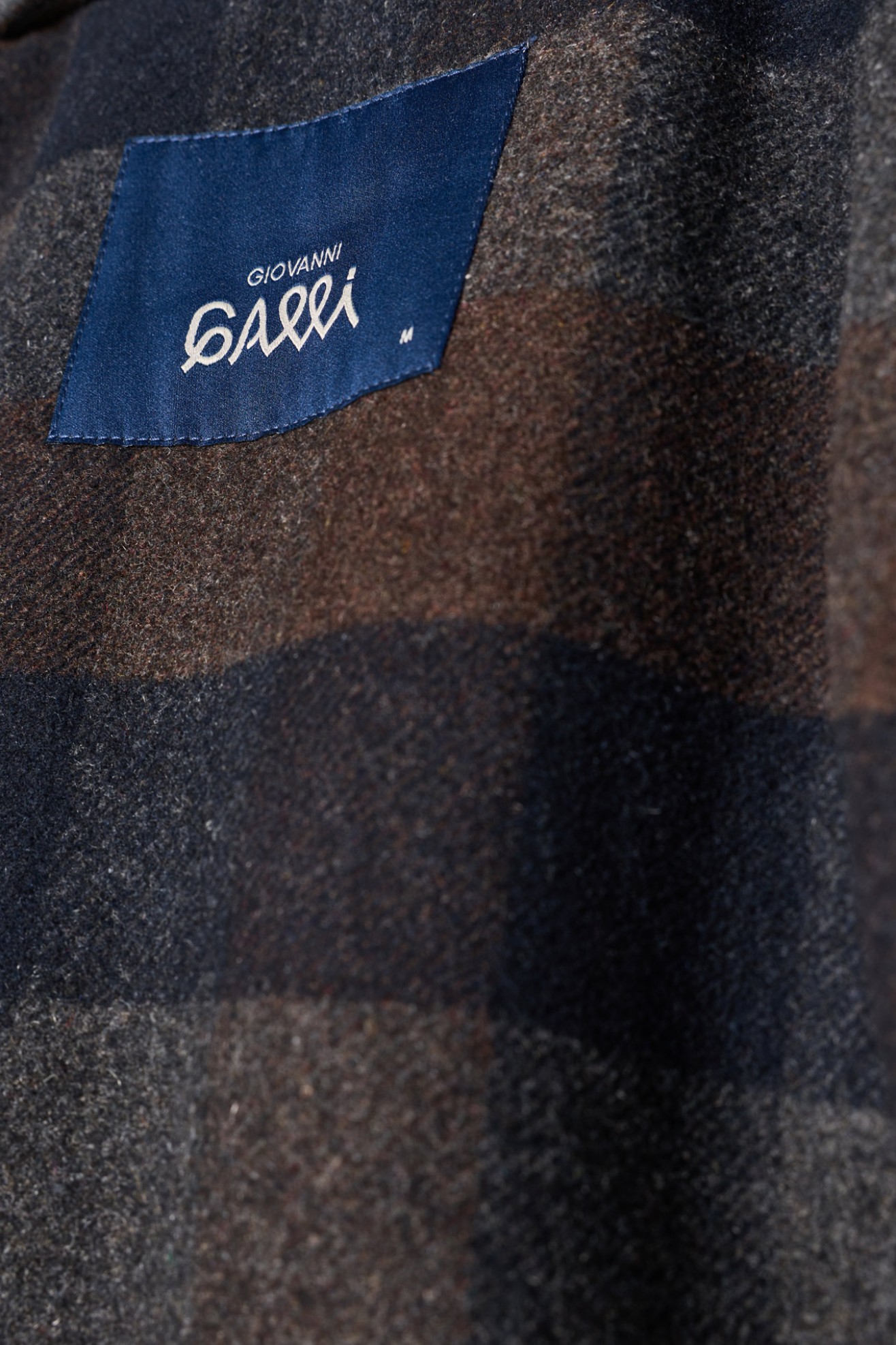 Sobretudo com capuz e alamares