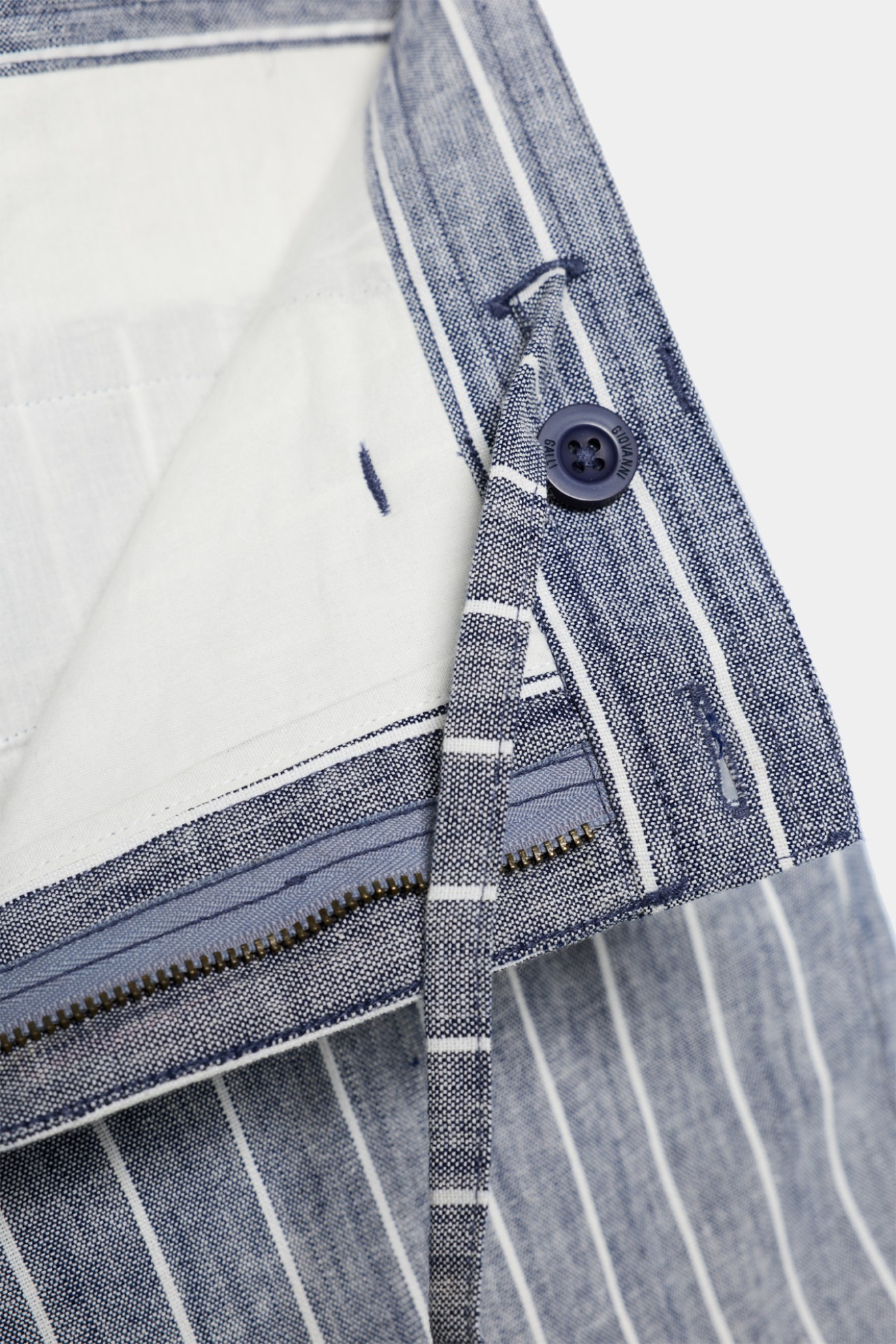 Cal��es bermuda �s riscas regular fit