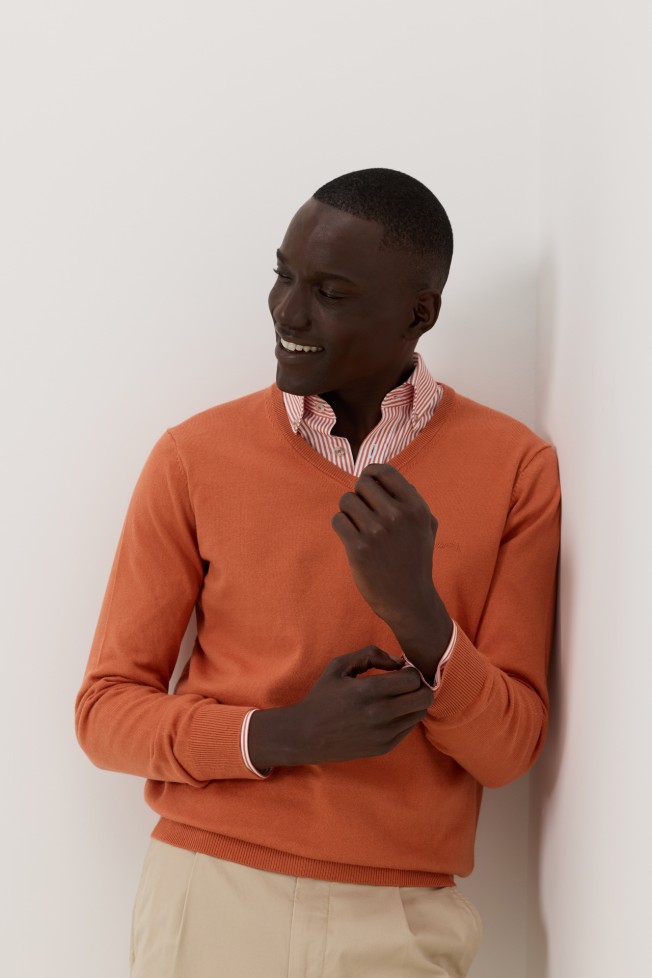 Jersey naranja con cuello en V Jersey naranja con cuello en V