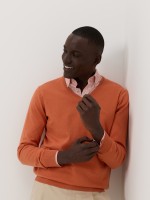 Jersey naranja con cuello en V