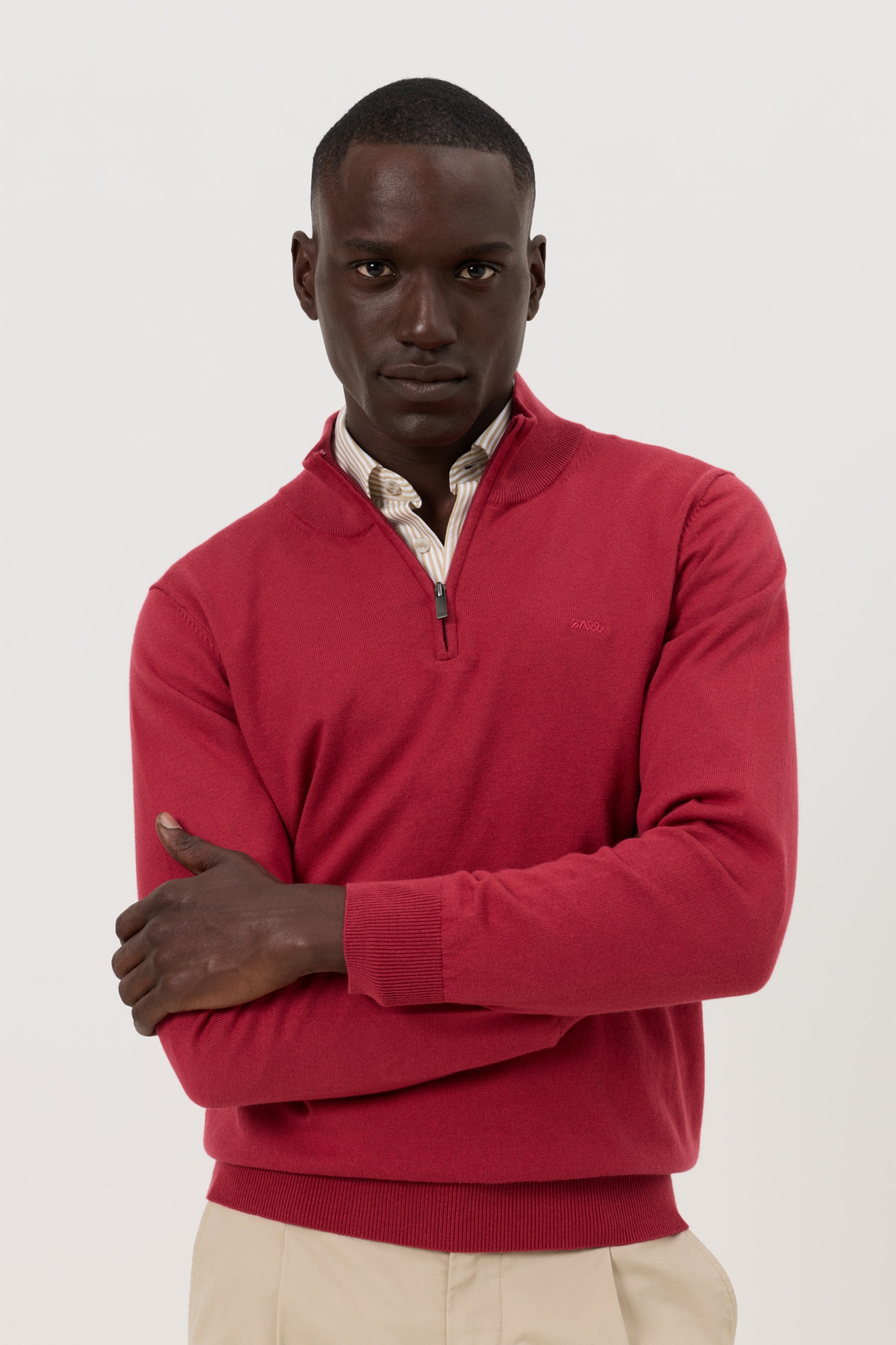 Jersey rojo de cuello alto con cierre de cremallera