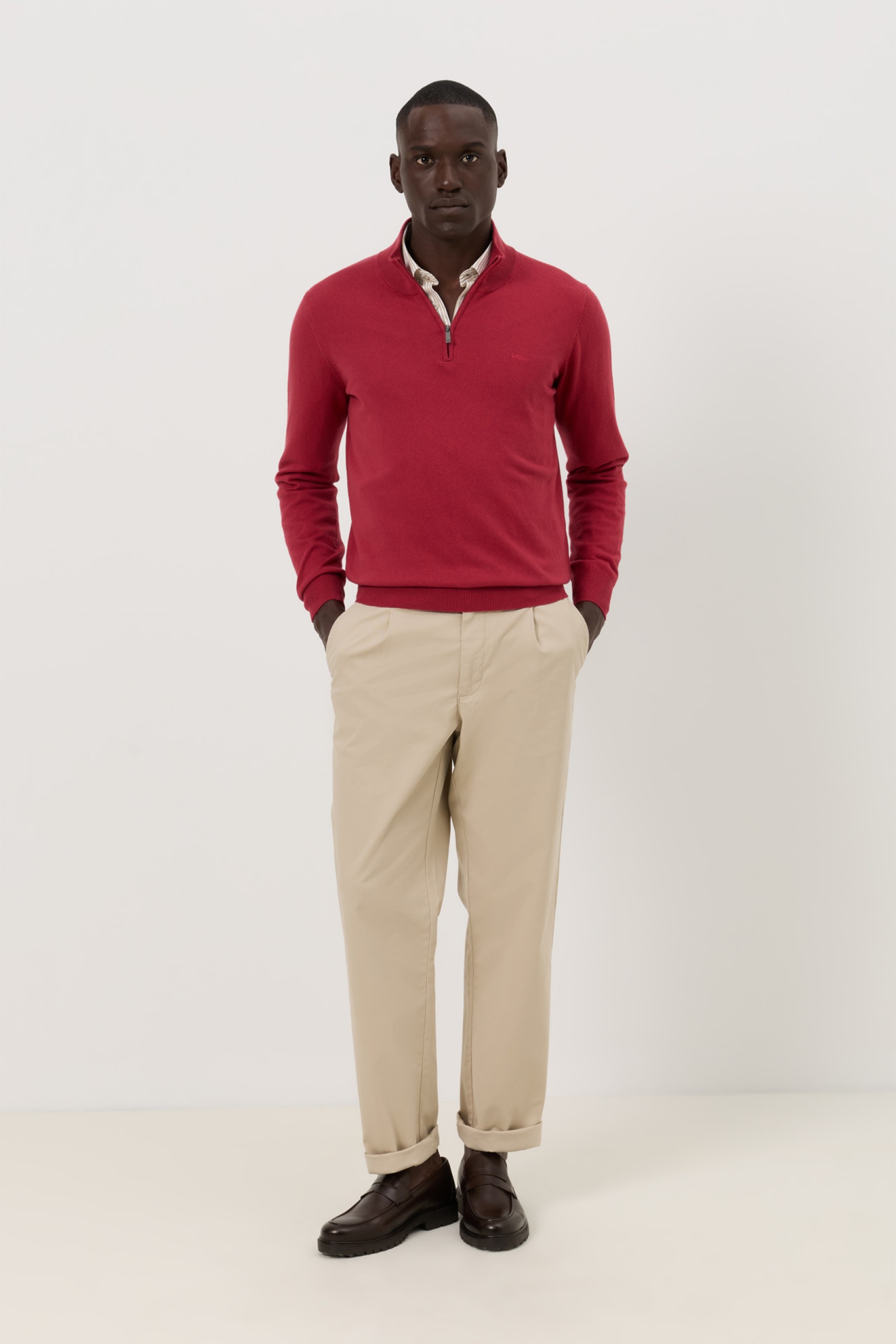 Jersey rojo de cuello alto con cierre de cremallera