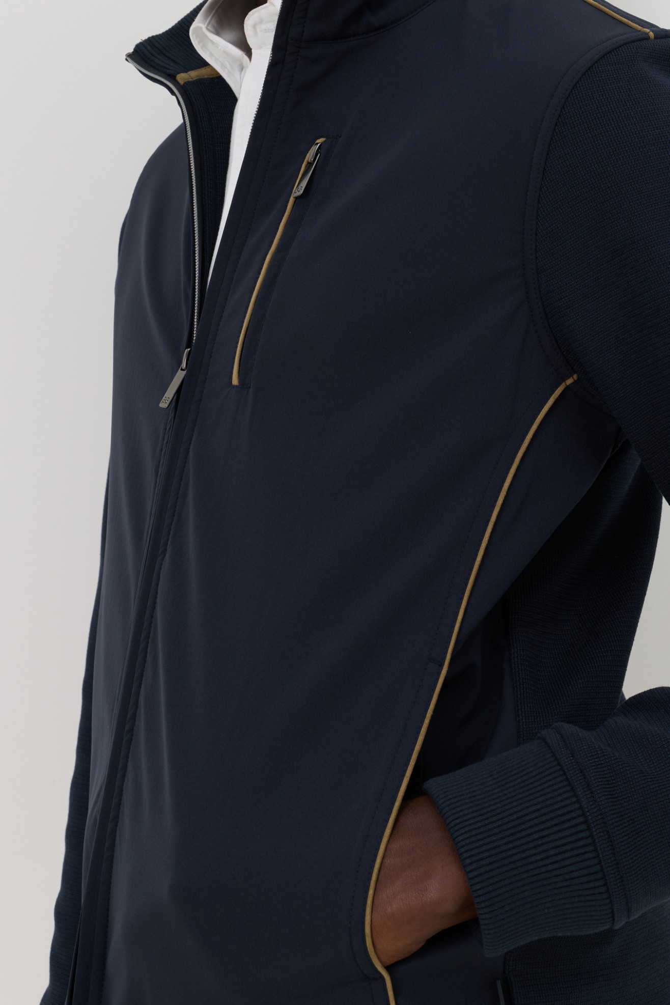 Blus�o com detalhes em camur�a