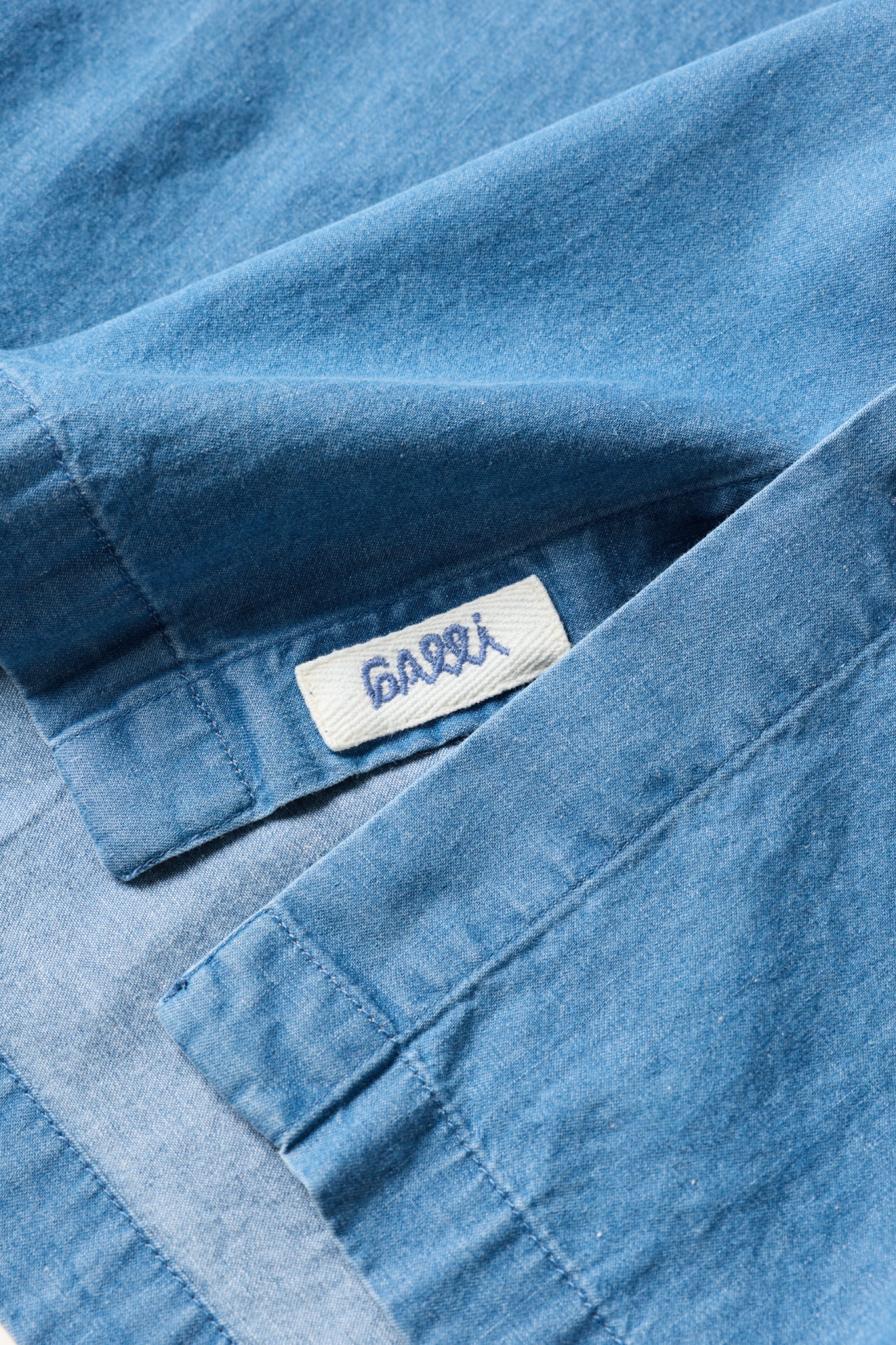 Camisa de denim de manga corta y corte regular