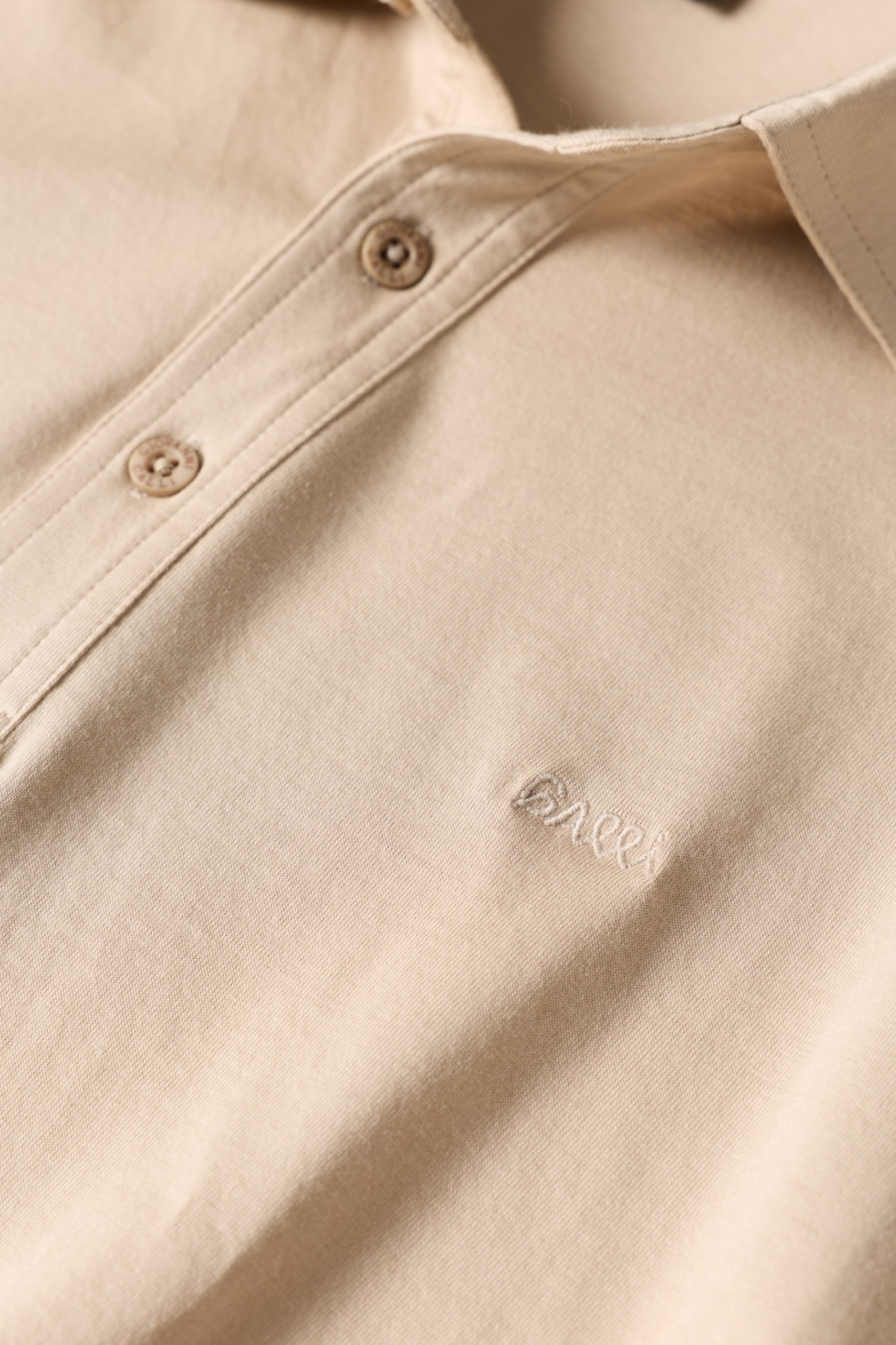Polo beige de manga larga y corte regular