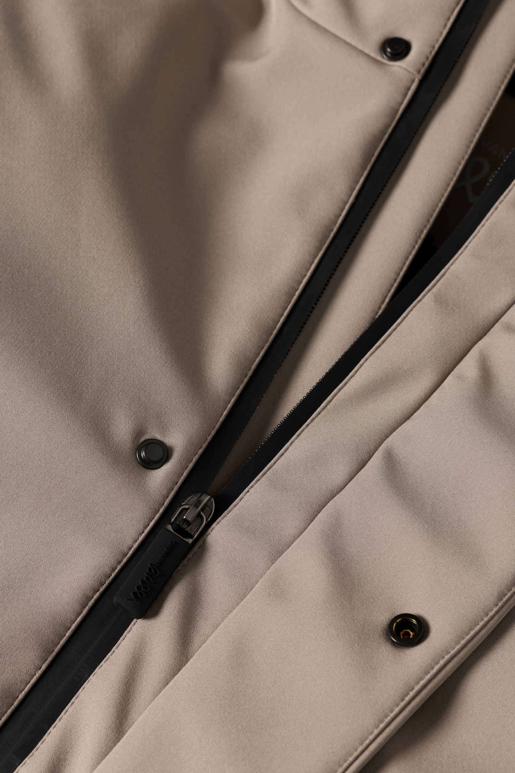 Parka impermeable con capucha