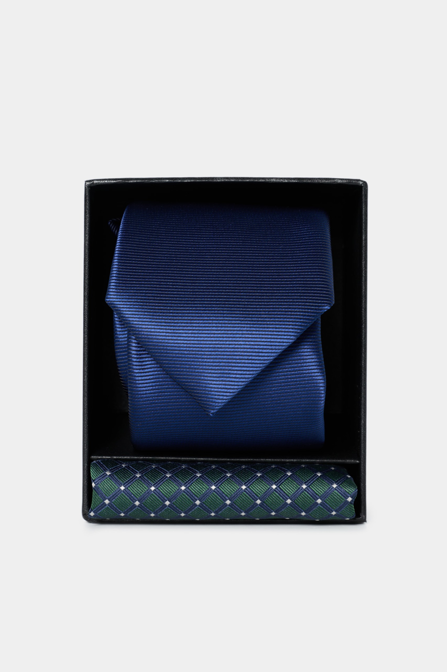 Conjunto de pañuelo y corbata