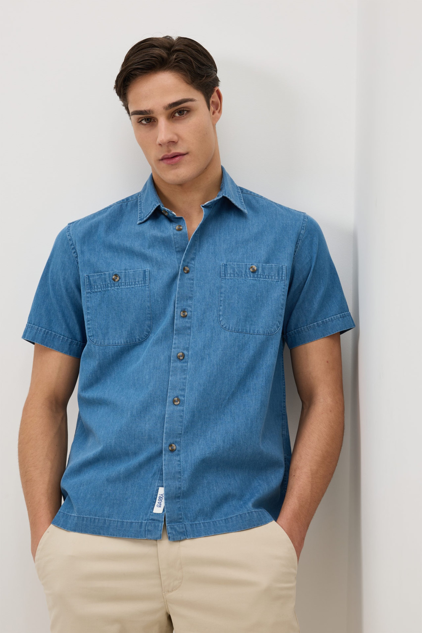 Camisa de denim de manga corta y corte regular