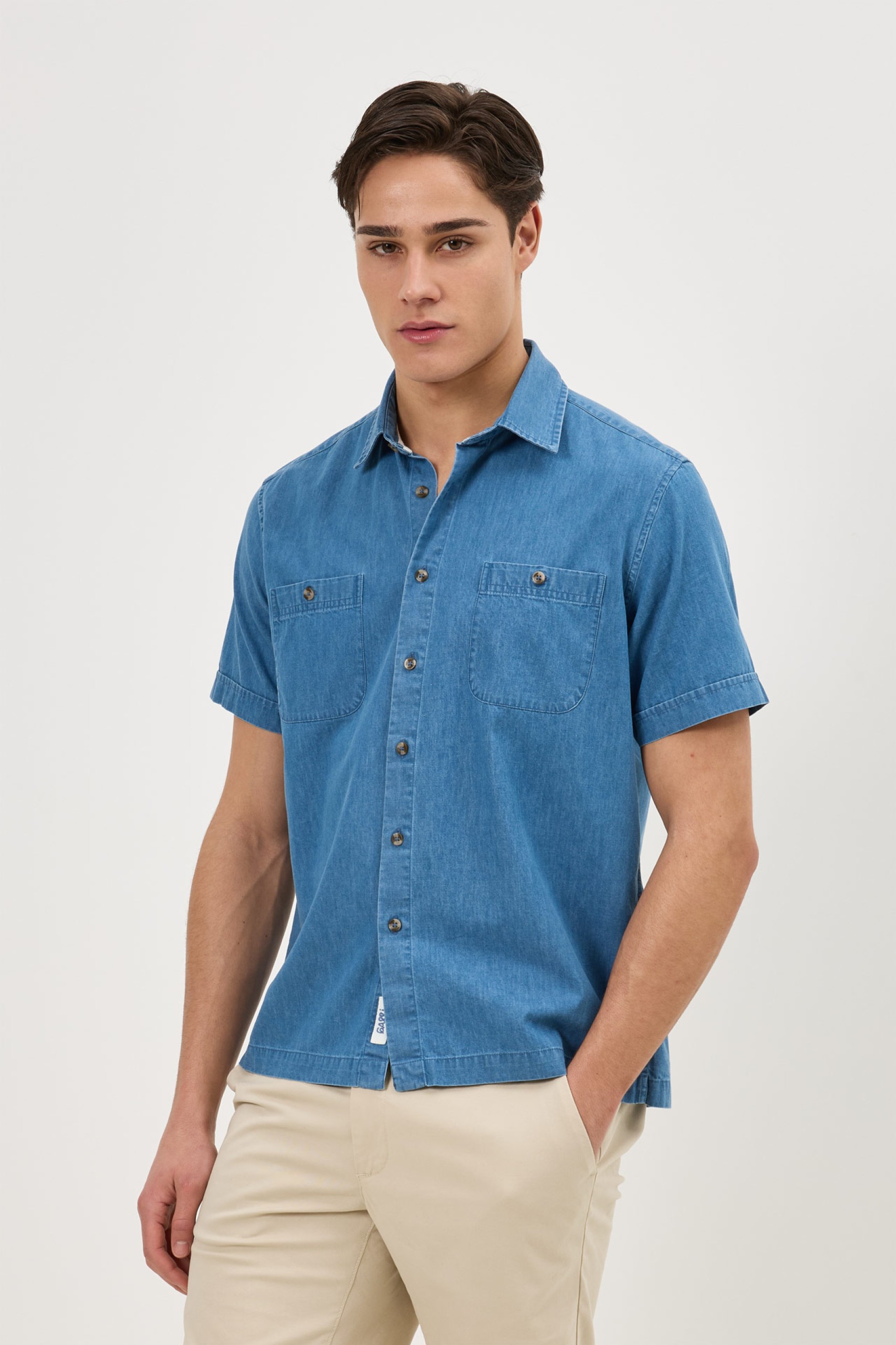 Camisa de denim de manga corta y corte regular