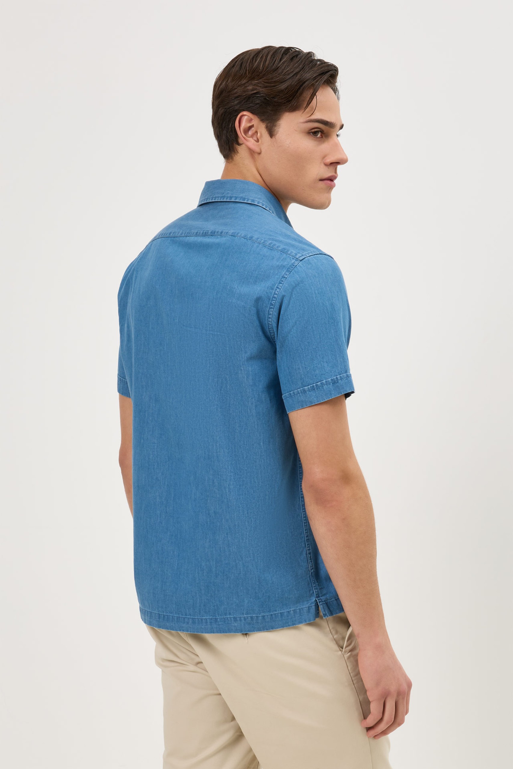 Camisa de denim de manga corta y corte regular