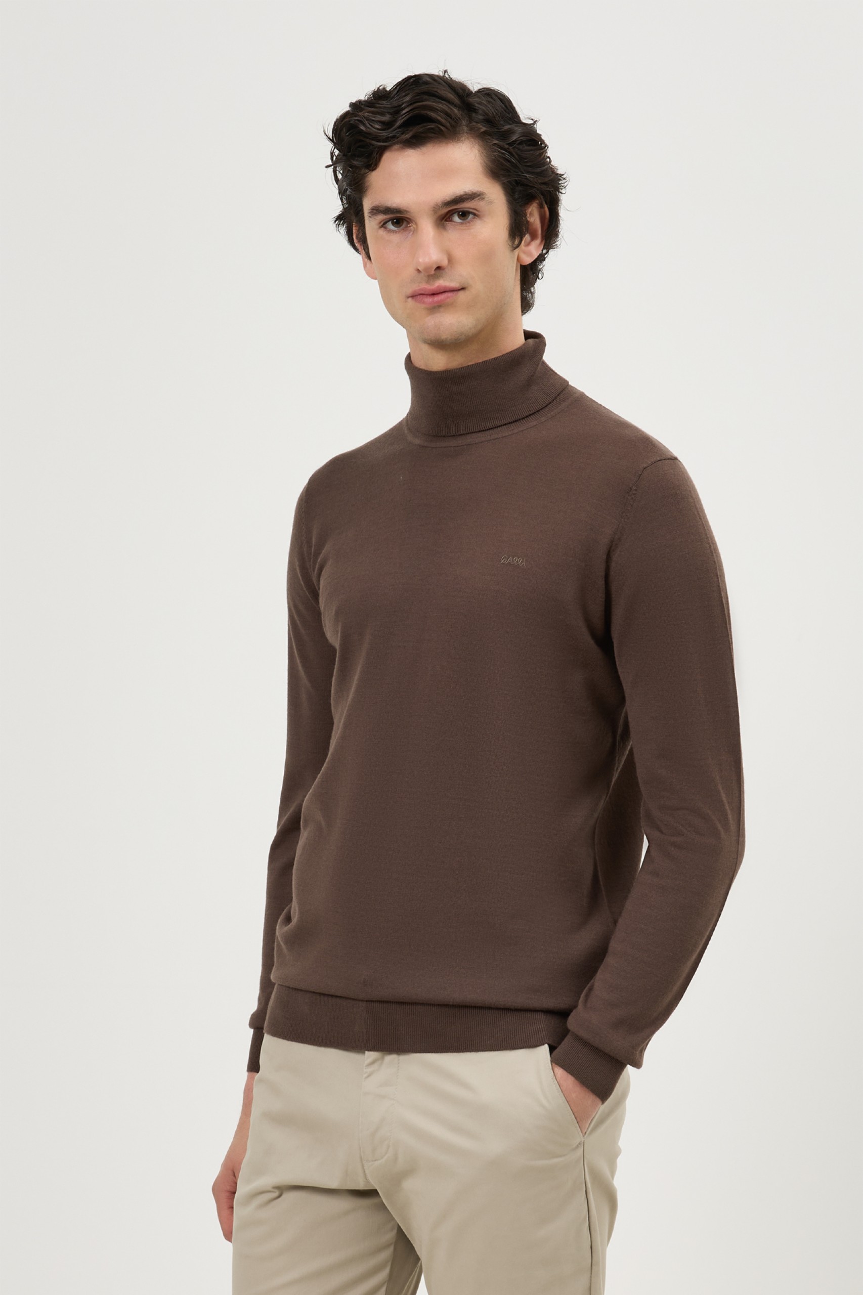 Jersey de cuello alto marrón de lana merino