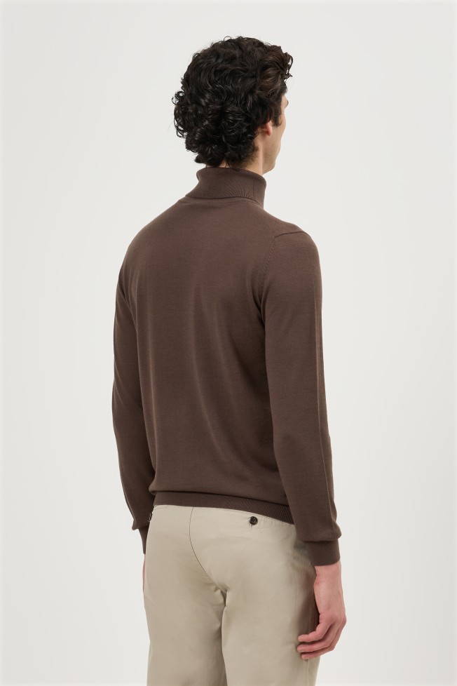 Camisola castanha de gola alta em lã merino Camisola castanha de gola alta em lã merino