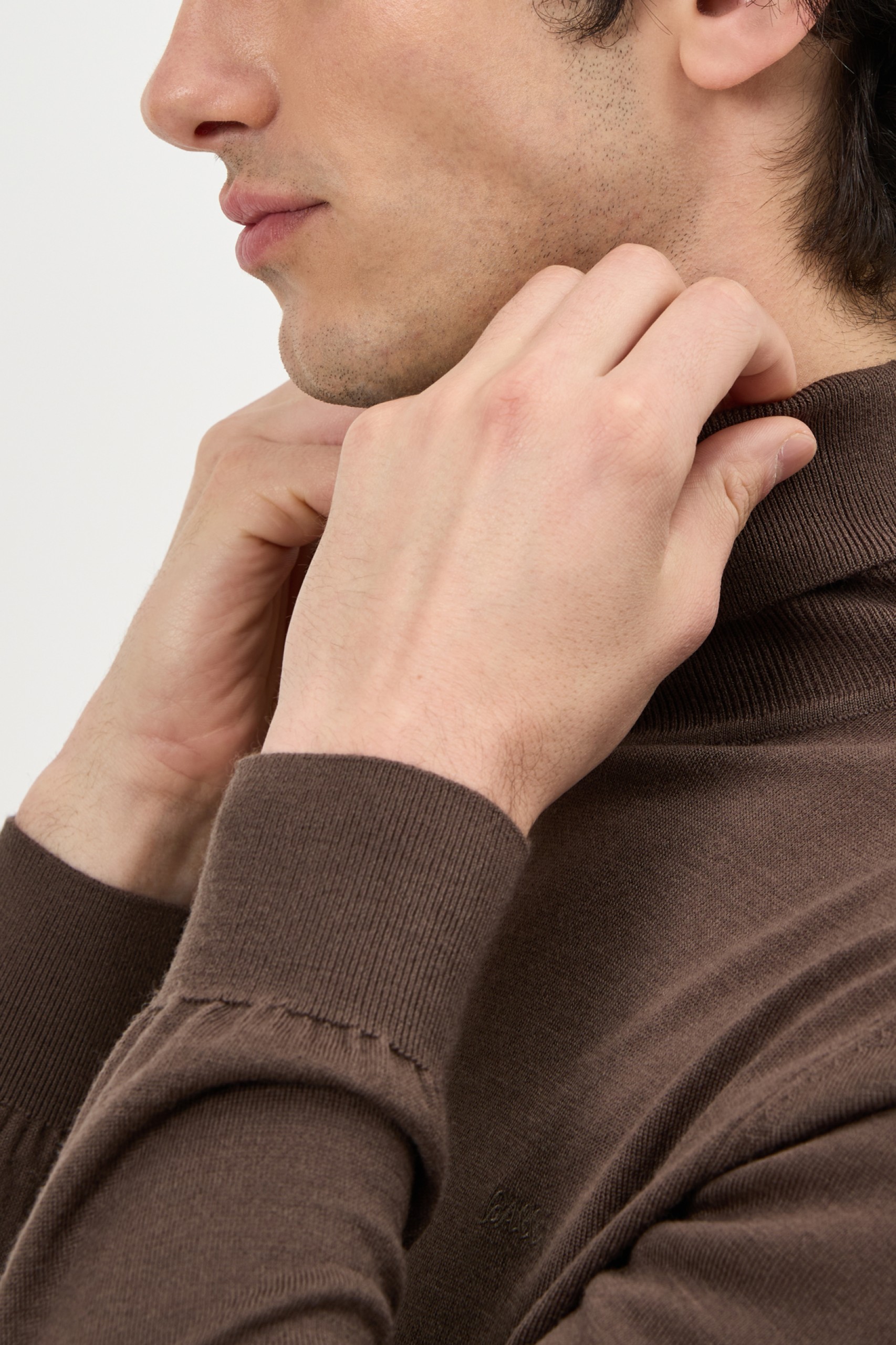Jersey de cuello alto marrón de lana merino