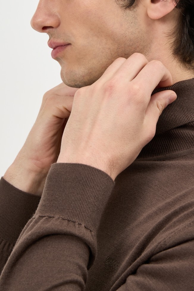 Camisola castanha de gola alta em lã merino Camisola castanha de gola alta em lã merino