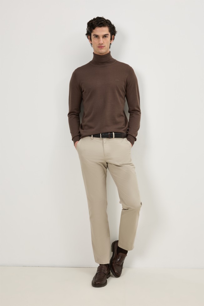 Camisola castanha de gola alta em lã merino Camisola castanha de gola alta em lã merino